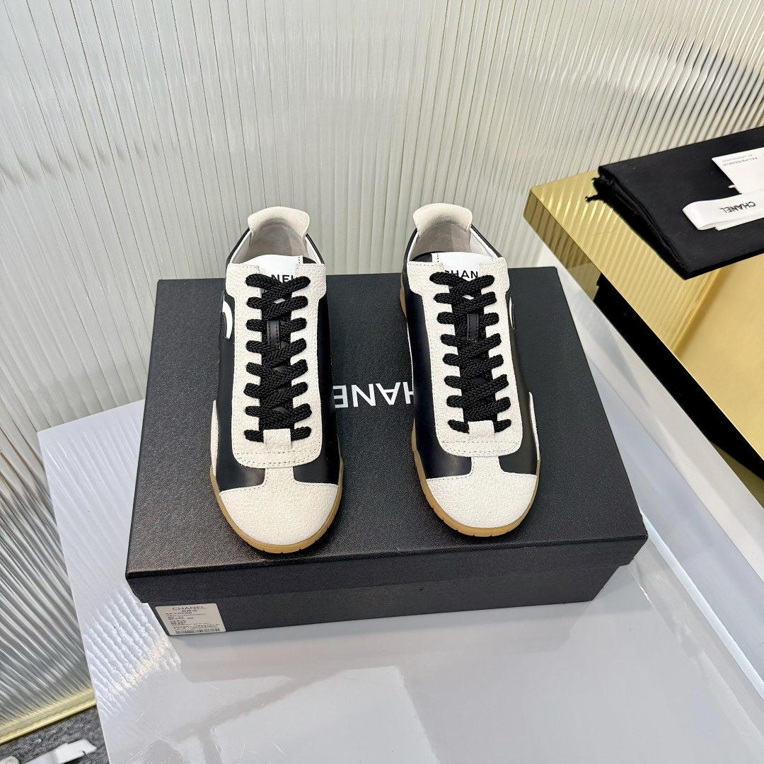 NO:751073,High version CHANEL Chanel new panda sneakers Panda shoes Chanel 2026ss popular panda shoes color matching thick-soled casual sports shoes sneakers counter synchronization counter is very popular very difficult to buy a shoe the most popular thick-soled panda shoes on the Internet can be imagined Xiaoxiang control can not miss simple and versatile white shoes with both appearance and comfort.  Lined with imported sheepskin, outsole TPU original outsole Size: 35-40 (41 customized) Buy now, casual shoes/sports shoes, chanel, chanel, sneakers, cowhide, sheepskin19860909高版本 CHANEL香奈儿新款熊猫板鞋熊猫鞋 香奈儿2026ss火爆熊猫鞋配色厚底休闲运动鞋板鞋  专柜同步 专柜非常火爆 非常难买的一款鞋 全网最火的厚底熊猫鞋 可想而知小香控不可错过的 颜值与舒适并存的 简约百搭小白鞋 厚底增高超级百搭,闭眼入谁穿谁好看  鞋面头层牛皮 内里进口羊皮里 大底TPU原版大底 码数:35-40（41 定做 立即抢购,休闲鞋/运动鞋,chanel,chanel,sneakers,cowhide,sheepskin,Women's Shoes