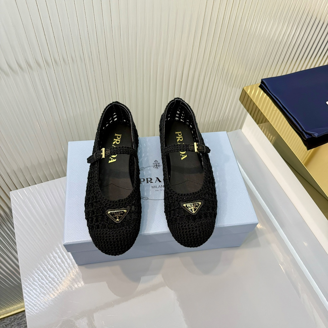 NO:747609,26ss PRADA new summer model PRAD summer limited Prada espadrille shoes. This time, the ballet shoe silhouette is reinterpreted from a new seasonal perspective. Prada summer style highlights the brand's evolving aesthetics. The soft and deconstructed flat silhouette is rooted in the new formal style concept. The soft elements are reinterpreted with a light attitude, and natural materials enhance the seasonal atmosphere.  Add texture and lazy elegance. Fine and complex imported wool, all hand-woven and braided. Sheepskin lining. Original 11 made. Sizes 35-41 (no rush orders!!!), ballet shoes, prada, espadrilles, sheepskin1986090926ss PRADA夏季新款 PRAD夏日限定Prada草编鞋 这次带来是芭蕾鞋廓形以崭新季节性视角重新诠释经典.Prada夏日风格彰显品牌不断演进的美学柔和解构的扁平化廓形植根于崭新的正式风格理念.柔美元素以轻盈姿态被重新诠释,天然材质强化季节氛围．增添肌理质感与慵懒优雅风范.做工精细复杂进口毛线全部手工编织编花 羊皮内里 原版11 打造 35-41码（不接急单！！！！）,芭蕾舞鞋,prada,espadrilles,sheepskin,Women's Shoes