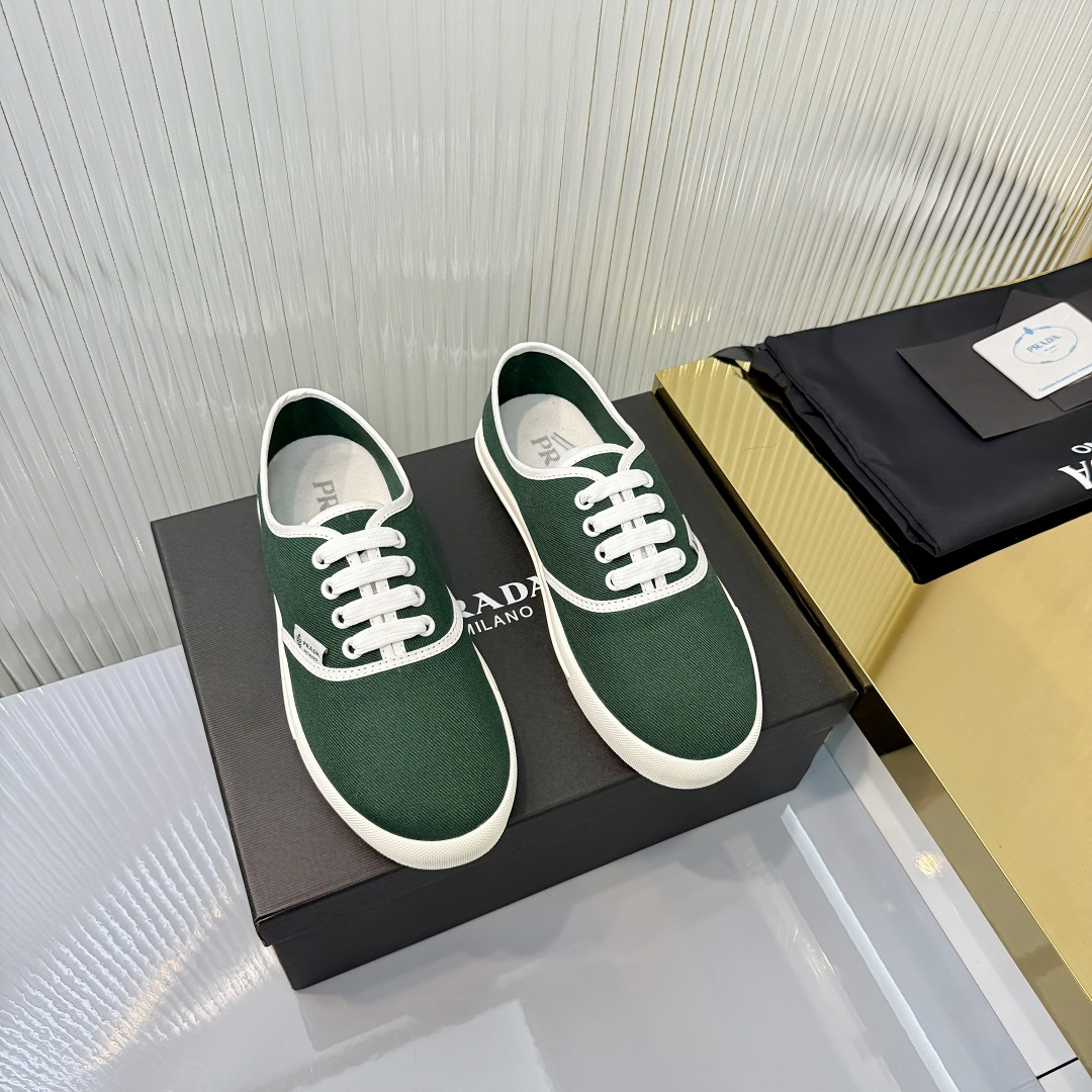 NO:747645,p PRADA Prada LOGO printed thick-soled canvas casual shoes!  Printed shoes, the design reveals a retro style, showing Doublewhell's sporty design style. The textured thick sole is paired with a classic nylon gabardine upper, decorated with a rubber triangle logo, highlighting the brand style. It is a must-have for major celebrities. The upper is imported nylon waterproof cloth, the lining is mixed sheepskin lining, and the heel is high and flat. Size 35-41, casual shoes/sports shoes, prada, prada, sneakers, sheepskin19860909p PRADA 普拉达 LOGO 印花厚底帆布休闲鞋！ 印花鞋 ,设计流露出复古风情,展现Doublewhell 运动风的设计风格 纹理质感的厚底搭配经典的尼龙华达呢鞋帮,饰以橡胶三角形徽标,彰显品牌格调,各大牌明星必备款. 鞋面进口尼龙防水布 内里混种羊皮内里 跟高平底 码数35-41,休闲鞋/运动鞋,prada,prada,sneakers,sheepskin,Women's Shoes