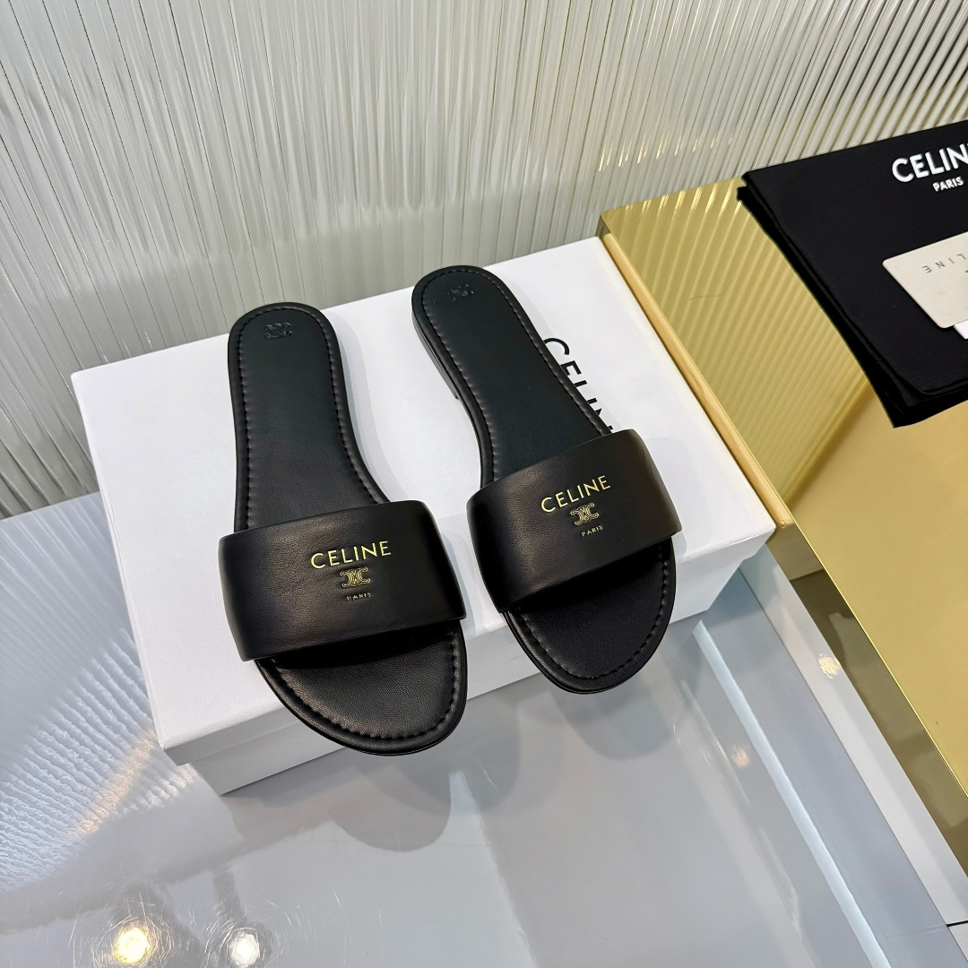 NO:747654,Flat style CELINE Celine 2026ss new Arc de Triomphe simple flat slippers!  It’s so cool to pair it casually and lazily!  Wearing a little sexy look in casual style with shorts or long skirts is super stylish. The classic Arc de Triomphe logo directly adds to the sense of high-end. It is simple yet fashionable and has a high return rate. It is easy to choose various styles. It is a must-have for exquisite girls!  The upper is made of original sheepskin, padding sheepskin, Italian imported genuine leather outsole Size: 35-40, slippers, celine, celine, slippers, skirts, shorts, sheepskin, Leather soles19860909平底款 CELINE赛琳2026ss新品凯旋门简易平底拖鞋！随性慵懒搭配也太酷了吧！休闲中带着小性感搭配短裤或长裙都超有范儿经典凯旋门标志高级感直接拉满,简约又不失时尚态度回头率超高轻松拿捏各种风格,精致女孩必备！ 鞋面采用原版羊皮 垫脚羊皮 意大利进口真皮大底 Size:35-40,拖鞋,celine,celine,slippers,skirts,shorts,sheepskin,Leather soles,Women's Shoes