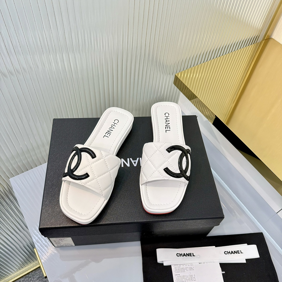 NO:751067,The top version of Chanel Chanel Xiaoxiang 2026P catwalk style square toe slippers, Xiaoxiang style rhombus electric embroidered sandals, a pair of super beautiful and height-increasing summer slippers, the cloth surface is younger and more fashionable than leather. The upper foot is too friendly for girls, a proper height-increasing artifact! Original custom-made sheepskin for the upper, sheepskin lining for the outsole, original mold opening,  Size 35-39 (40/41 customized), slippers, chanel, chanel, slippers, sheepskin19860909顶级版本 chanel香奈儿小香2026P走秀款方头拖鞋,小香风菱形电绣凉拖鞋 超级无敌美且增高的一双夏日拖鞋,布面比皮质更年轻时髦些.上脚对女生太友好,妥妥的增高神器! 鞋面原版定制羊皮 内里羊皮 大底原版开模, 码数35-39(40/41订做）,拖鞋,chanel,chanel,slippers,sheepskin,Women's Shoes