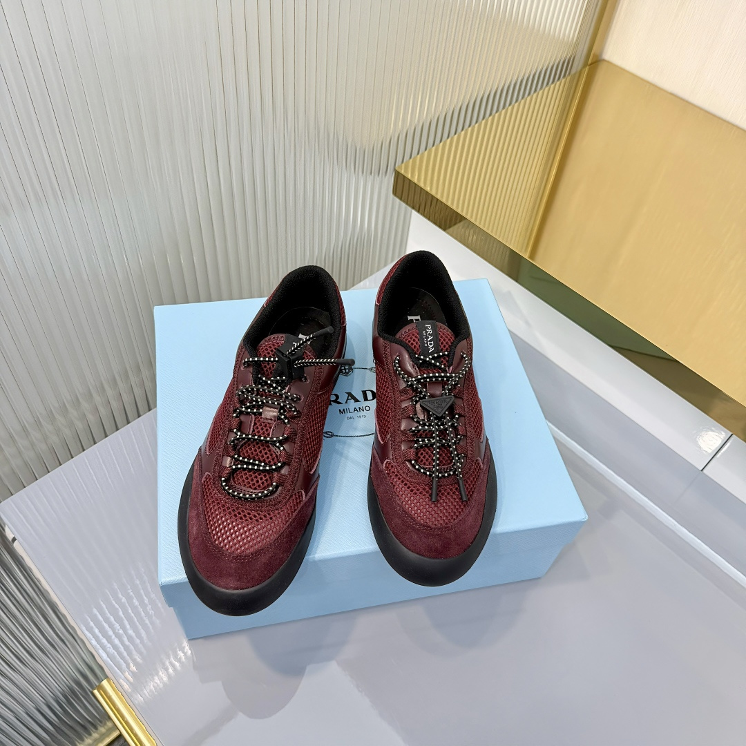 NO:747584,p women's size plus men's size 40 PRADA Prada LOGO printed thick-soled canvas casual shoes!  Printed shoes, the design reveals a retro style, showing Doublewhell's sporty design style. The textured thick sole is paired with a classic nylon gabardine upper, decorated with a rubber triangle logo, highlighting the brand style. It is a must-have for major celebrities. Mesh upper + cowhide, mixed sheepskin lining, high flat heel, size 35-41  39-45, casual shoes/sports shoes, prada, prada, sneakers, sheepskin19860909p女码男码加40 PRADA 普拉达 LOGO 印花厚底帆布休闲鞋！ 印花鞋 ,设计流露出复古风情,展现Doublewhell 运动风的设计风格 纹理质感的厚底搭配经典的尼龙华达呢鞋帮,饰以橡胶三角形徽标,彰显品牌格调,各大牌明星必备款. 鞋面网面+牛绒 内里混种羊皮内里 跟高平底 码数35-41 39-45,休闲鞋/运动鞋,prada,prada,sneakers,sheepskin,Women's Shoes