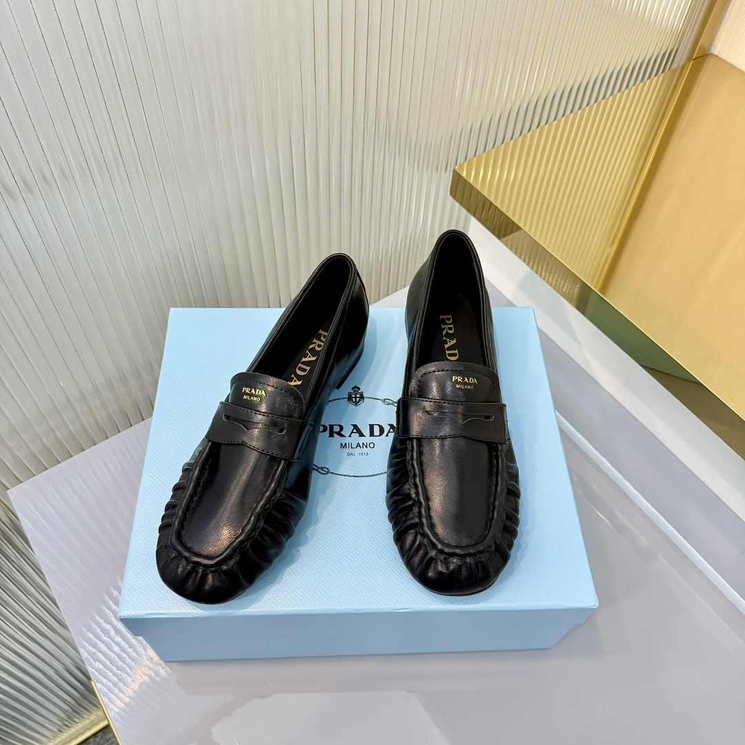 NO:747578,Loaf Prada New Triangular Label Mule Toe Slippers/Loaf Shoes Material and Technology Imported Calfskin/Sheep Beijing Noodles Sheepskin Lining ZP Open-Mold Rubber Outsole Size35-39 (40/41 Customized), Loafers, prada, prada, loafers, slippers, cowhide, sheepskin, sheep19860909批乐福 Prada 普拉达 新品三角标穆勒包头拖鞋/乐福鞋 材质与工艺 进口小牛皮/羊京面 羊皮内里 zp开模生胶大底 size35-39（40/41定做）,乐福鞋,prada,prada,loafers,slippers,cowhide,sheepskin,sheep,Women's Shoes