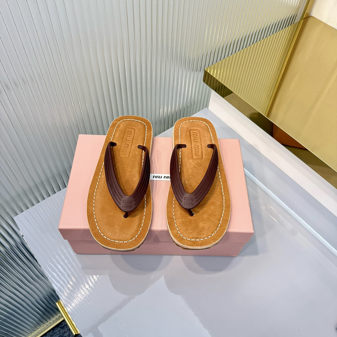 NO:789737,Miu Miu/Miu Miu 26WF new minimalist beach thong flip-flops define beach elegance with minimalist touches. The neat flip-flop strap fits the instep, eliminating complexity and leaving only pure lines. It is light and weightless, making it comfortable to step on the sand and waves. The footbed is slightly padded, so you will not feel tired after long walks. The mini logo is low-key embedded in the strap, unobtrusive but with its own brand recognition. Paired with a bikini, it looks like a beach pictorial. Paired with linen shorts, it is casual and fashionable.  Walking on the beach with a long skirt, full of relaxed girlish feeling. The Miu aesthetic of less is more hides a sense of luxury in every step. It is a minimalist luxury choice for spring and summer beach and daily life. Original molded custom material size35-39 (customized 40/41), split-toe shoes, miumiu, slippers, skirts, shorts, bikinis19860909Miu Miu/缪缪26WF新品极简沙滩 夹脚人字拖鞋 以极简笔触定义沙滩优雅. 利落夹脚人字带贴合脚背 删繁就简 只留纯粹线条 轻盈无重 踩沙踏浪都自在无拘. 鞋床微垫 久走不累 mini徽标低调嵌于带面 不张扬却自带品牌辨识度. 配比基尼是沙滩画报感 搭亚麻短裤随性时髦 配长裙漫步海边 满是松弛少女感. 少即是多的Miu系美学 把高级感藏进每一步轻盈 是春夏沙滩与日常的极简奢选. 原版开模定制材质 size35-39（40/41定制）,分趾鞋,miumiu,slippers,skirts,shorts,bikinis,Women's Shoes