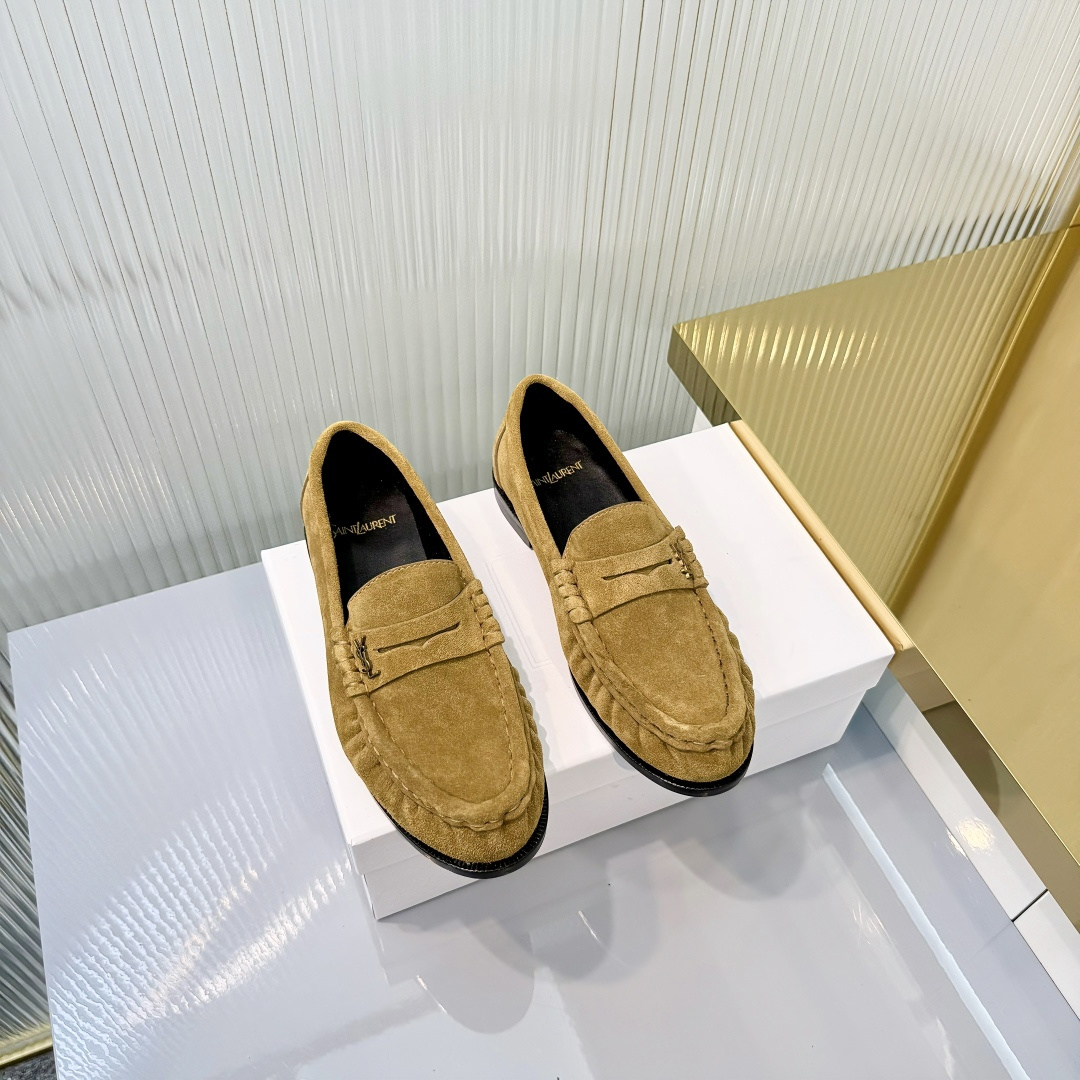 NO:789738,Saint Laurent YSL's new pleated loafers. YSL girls' looseness is really taken care of. It is simply a high-end cheating device!  The pleated lambskin has its own lazy filter, and the metallic YSL logo is the finishing touch. The soft shoe shape has no sense of restraint from stiff leather shoes. When you step on your feet, you will be effortlessly fashionable!  Fabric suede/sheepskin, lining sheepskin, outsole, Italian double-layer combination genuine leather outsole with copper nails, size 35-40 (41 fixed), original packaging, loafers, saint laurent, saint laurent, loafers, sheepskin, chamois leather, Leather soles19860909圣罗兰YSL新款褶皱乐福鞋 YSL女孩的松弛感真的被狠狠拿捏 简直是高级感作弊器本器！ 褶皱小羊皮自带慵懒滤镜,金属YSL 标一整个点睛之笔,软乎乎的鞋型完全没有硬挺皮鞋的束缚感,踩上脚就是毫不费力的时髦精本精！ 面料麂皮/羊皮 内里羊皮 大底意大利双层组合真皮大底带铜钉 码数35-40（41定） 原版包装,乐福鞋,saint laurent,saint laurent,loafers,sheepskin,chamois leather,Leather soles,Women's Shoes