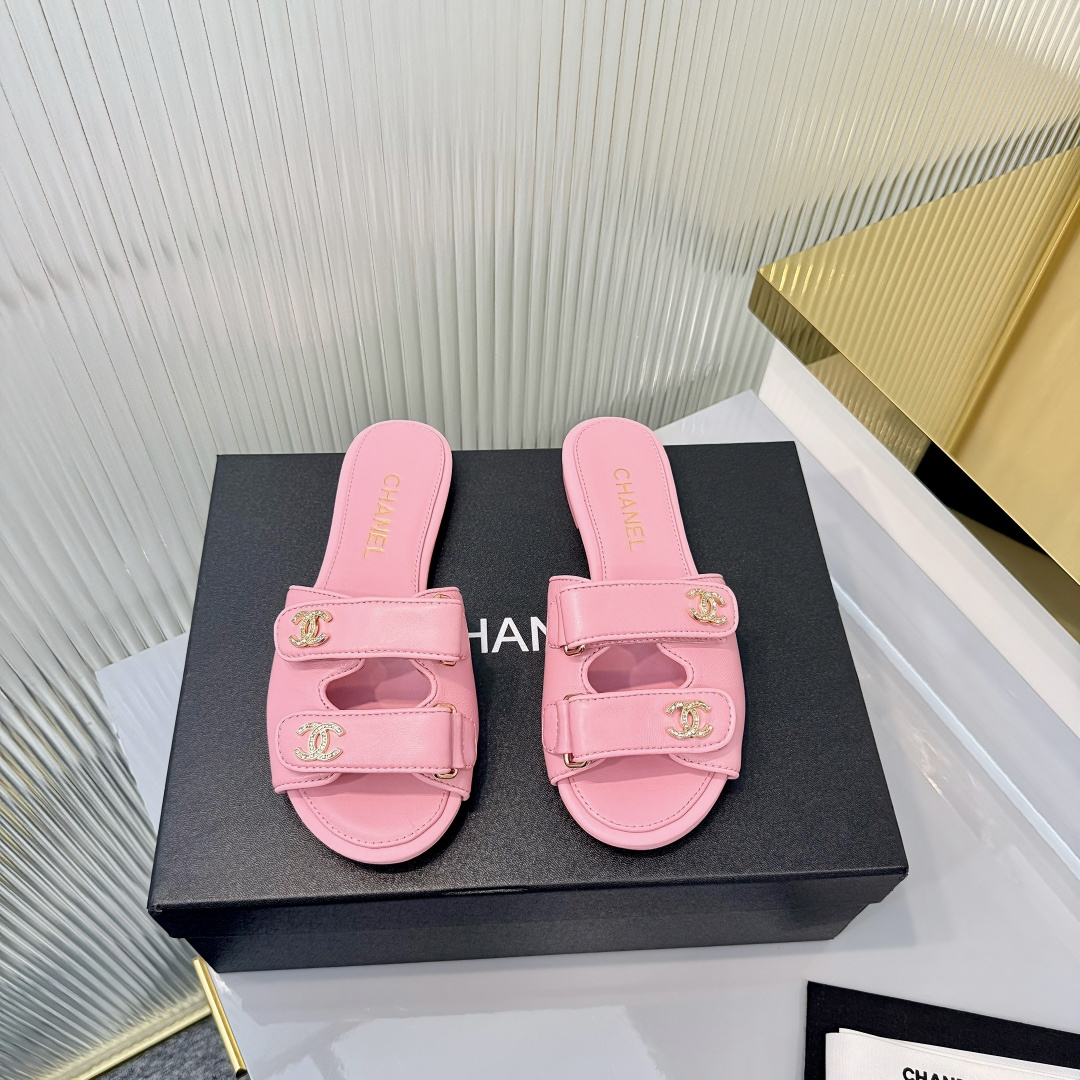 NO:789762,2026 new Chanel Xiaoxiang slippers♀Versatile and slimming, top counter quality, one of the classic models that must be purchased every year!  All materials are customized according to the original version!  Fairy sandals will turn heads 100% when worn. Material imported sheepskin. Sheepskin lining + sheepskin foot pads. Italian thickened genuine leather outsole. Size 35-40 (41 customized). Slippers, chanel, slippers, sheepskin, Leather soles198609092026新款Chanel小香拖鞋♀百搭显瘦 顶级专柜品质每年必入的经典款之一！所有材质都根据原版定制！仙女凉拖穿上脚回头率百分百 面料进口羊皮 内里羊皮+羊皮垫脚 意大利加厚真皮大底 码数35-40（41定制）,拖鞋,chanel,slippers,sheepskin,Leather soles,Women's Shoes