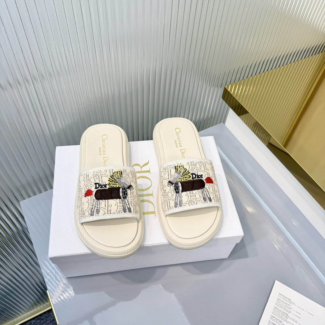 NO:789759,Dior Dior high version slippers, 2026 new classic model purchase level quality foreign counters popular thick-soled slippers high version word rust style———————————— Original custom-made special electric embroidery material inside the upper, Year of the Horse specimen, immediate success. Original mold opening of the sole 1.1 (lightweight) thick sole 5cm heel 3cm forefoot  Size 35-40 (size 41 can be customized) cloth bag handbag card instructions), slippers, dior, dior, slippers19860909Dior迪奥高版本拖鞋,2026新品经典款代购级别品质国外专柜爆款厚底拖鞋高版本字锈款————————————  鞋面内里原版定制特殊电绣材料,马年标本,马到成功. 鞋底原版开模1.1（轻便） 底厚后跟5cm 前掌3cm 码数35-40（41码可定做)布袋手提袋卡片说明书）,拖鞋,dior,dior,slippers,Women's Shoes