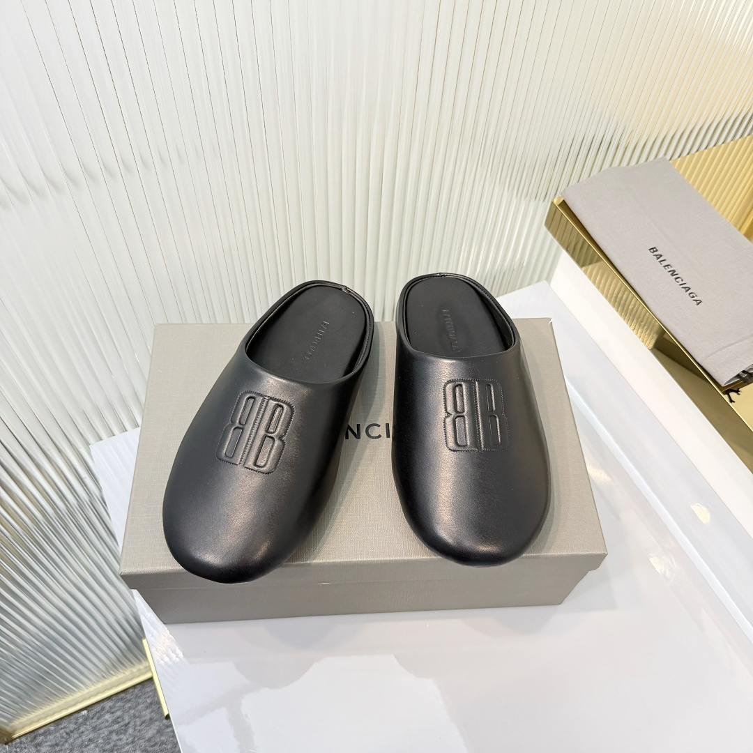 NO:789776,Balenciaga 26ss spring and summer new model Birkenstock Mule half-slip Chteau Flat Mule is a home slipper redesigned for outdoor use in Balenciaga's Fall26 series. Available in two materials: velvet velvet and calfskin. It comes with a perfect relaxation effect. The actual sole has a lot of grainy texture. It can be worn outdoors, at home, or on vacation!  Lazy and casual, with a sense of relaxation~ Looks good and fashionable with any combination, a must-have item for daily travel!  The upper is made of original imported cowhide/cow suede, the lining is sheepskin/cow suede, and the sole is original custom-made non-slip rubber outsole. Size35-44 (women's size 40, men's size 45 is custom-made and non-returnable), half drag, balenciaga, balenciaga, slippers, cowhide, sheepskin19860909Balenciaga 巴黎世家 26ss春夏新款 勃肯 穆勒 半拖 Chteau Flat Mule 是巴黎世家 Fall26 系列中为户外使用而重新设计的家居拖鞋 天鹅绒丝绒跟小牛皮两款材质可供选择 自带满分松弛特效 实物鞋底有很多颗粒纹路 室外 居家 度假都可穿搭！慵懒随性 松弛感～ 随意搭配都很好看很时髦,日常出行必备单品！ 鞋面采用原版进口牛皮/ 牛反绒 内里垫脚羊皮/牛反绒 鞋底原版定制防滑橡胶大底 Size35-44（女码40,男码45定做不退换）,半拖,balenciaga,balenciaga,slippers,cowhide,sheepskin,Women's Shoes