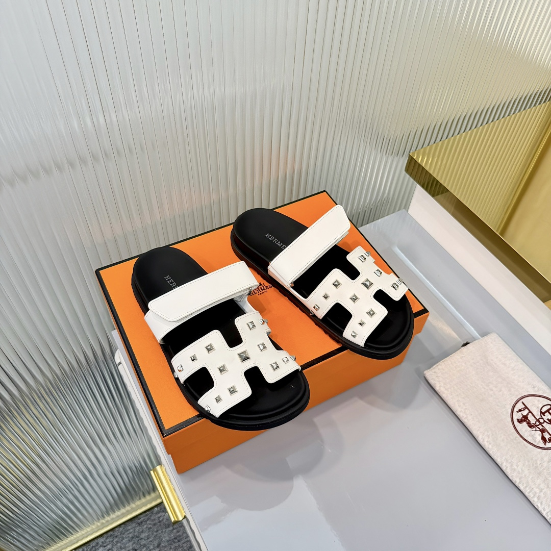 Hermès Hermes 爱马仕 火到不行的 二舅拖/夹角凉鞋拖鞋,搭配各种彩色袜子，潮爆了