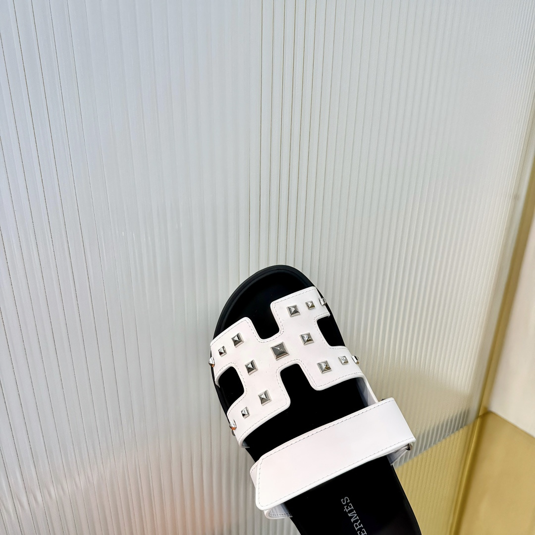 Hermès Hermes 爱马仕 火到不行的 二舅拖/夹角凉鞋拖鞋,搭配各种彩色袜子，潮爆了