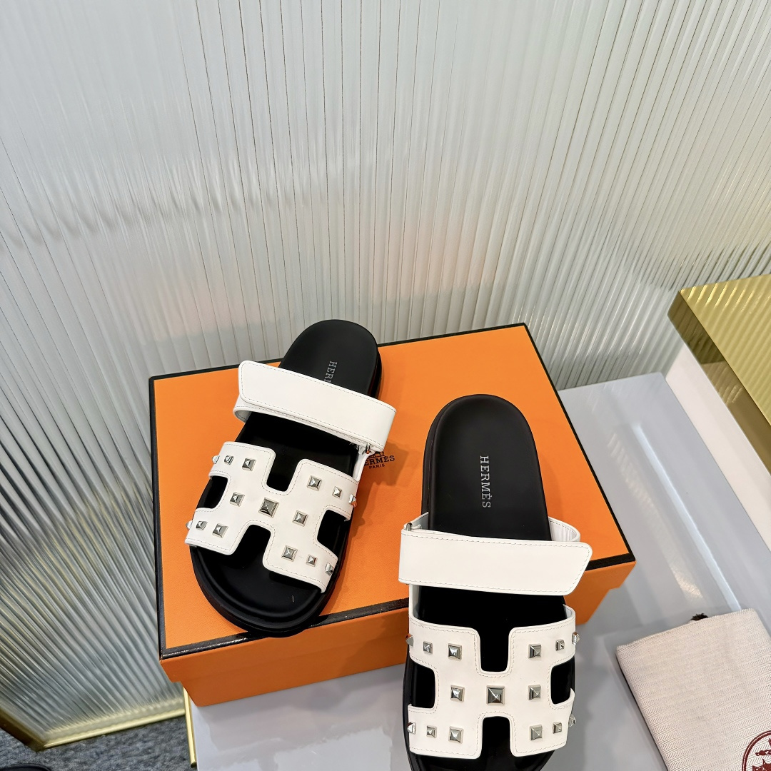 Hermès Hermes 爱马仕 火到不行的 二舅拖/夹角凉鞋拖鞋,搭配各种彩色袜子，潮爆了