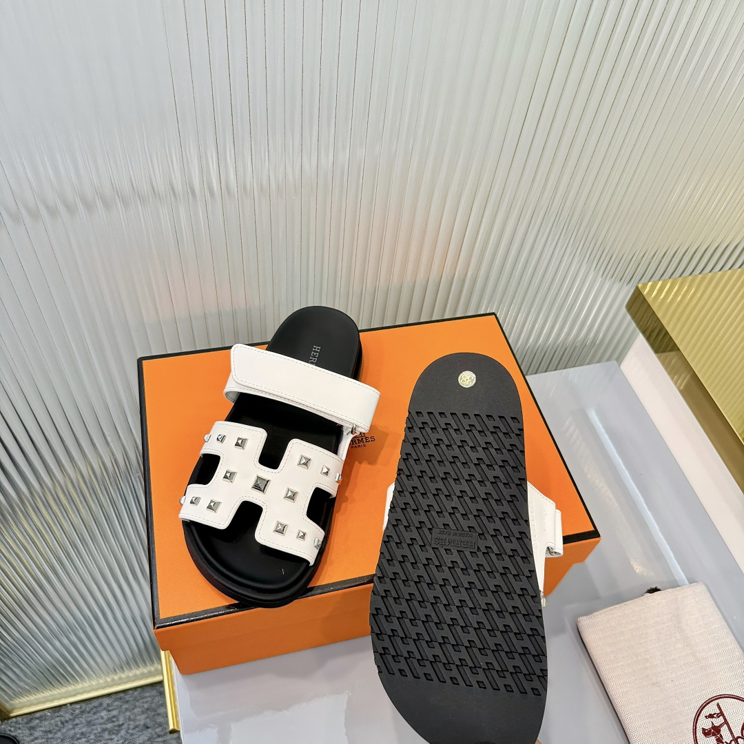 Hermès Hermes 爱马仕 火到不行的 二舅拖/夹角凉鞋拖鞋,搭配各种彩色袜子，潮爆了