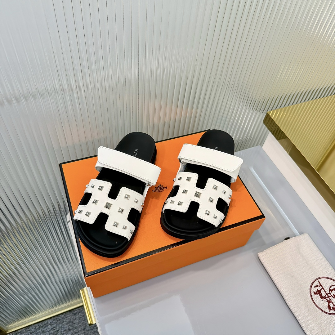 Hermès Hermes 爱马仕 火到不行的 二舅拖/夹角凉鞋拖鞋,搭配各种彩色袜子，潮爆了