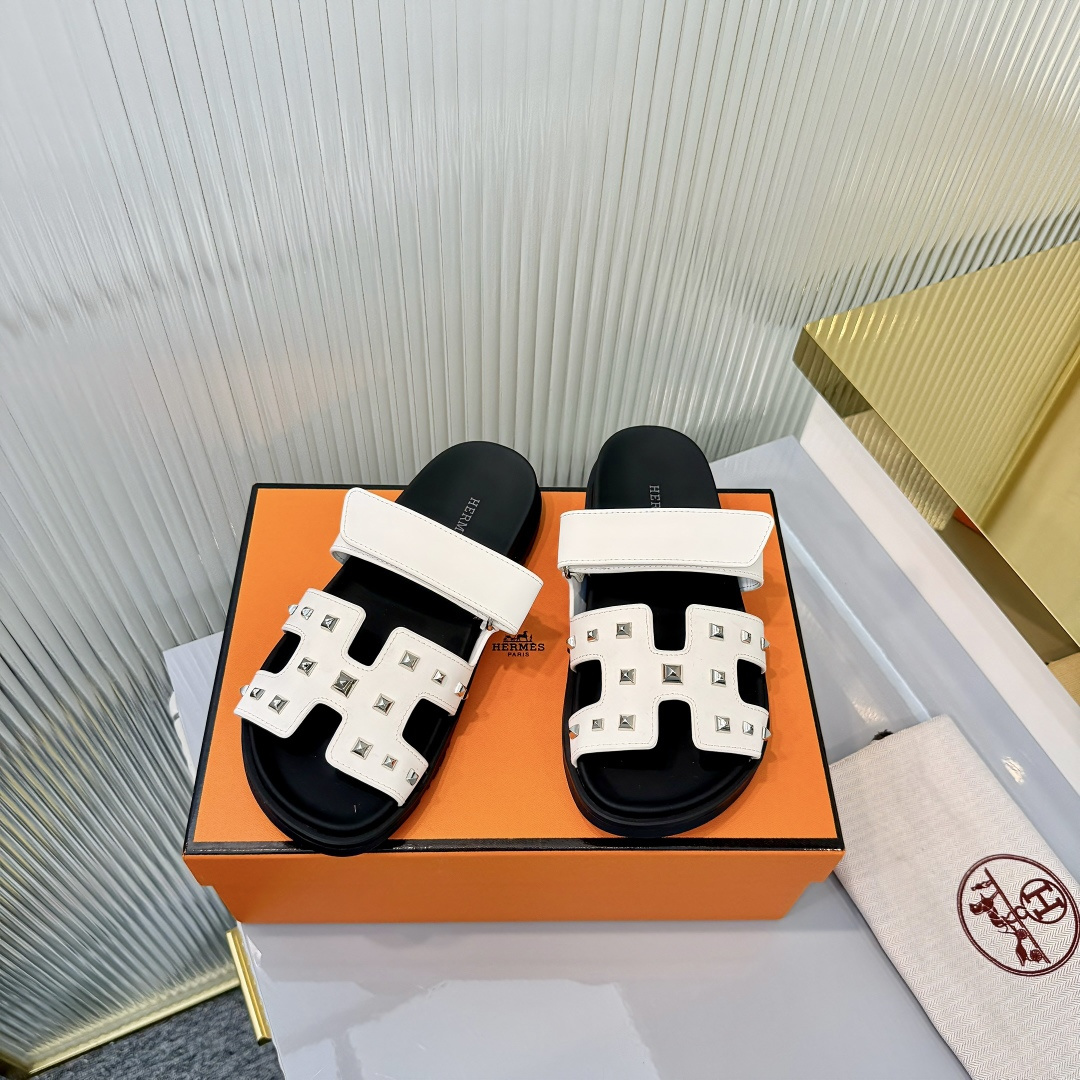 Hermès Hermes 爱马仕 火到不行的 二舅拖/夹角凉鞋拖鞋,搭配各种彩色袜子，潮爆了