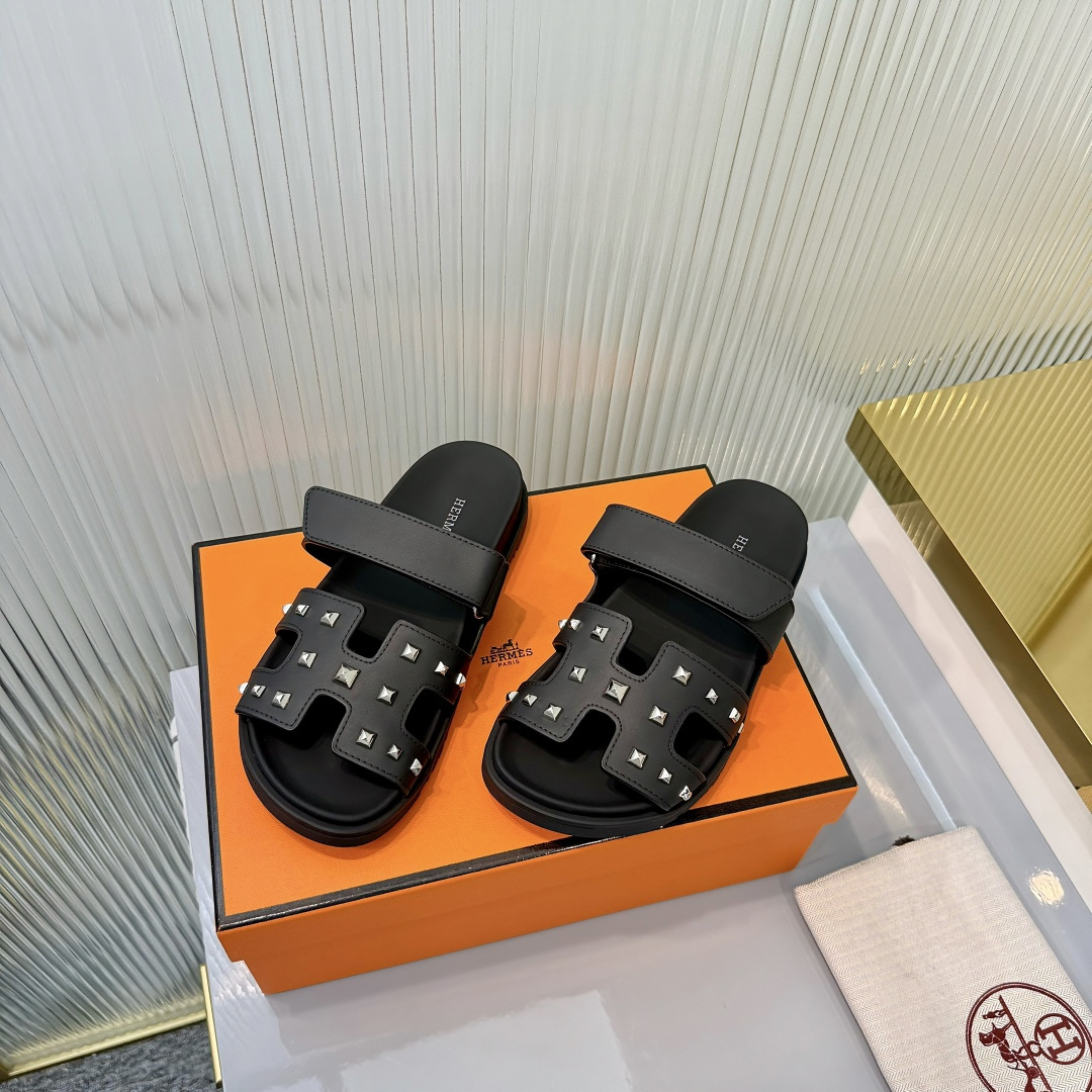 Hermès Hermes 爱马仕 火到不行的 二舅拖/夹角凉鞋拖鞋,搭配各种彩色袜子，潮爆了
