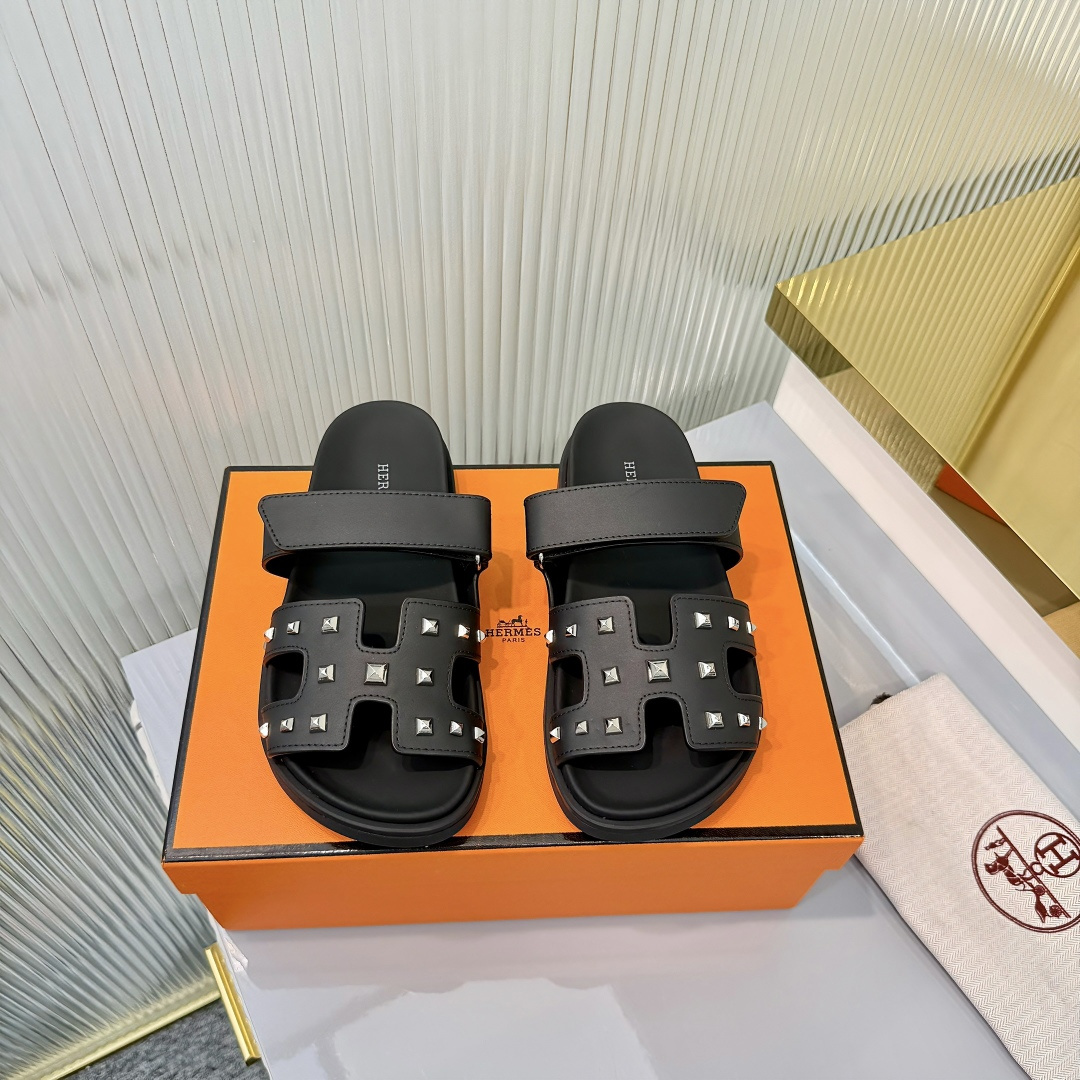 Hermès Hermes 爱马仕 火到不行的 二舅拖/夹角凉鞋拖鞋,搭配各种彩色袜子，潮爆了