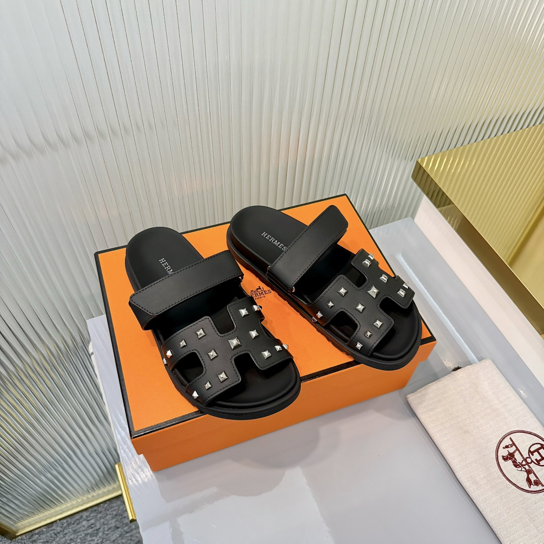 Hermès Hermes 爱马仕 火到不行的 二舅拖/夹角凉鞋拖鞋,搭配各种彩色袜子，潮爆了