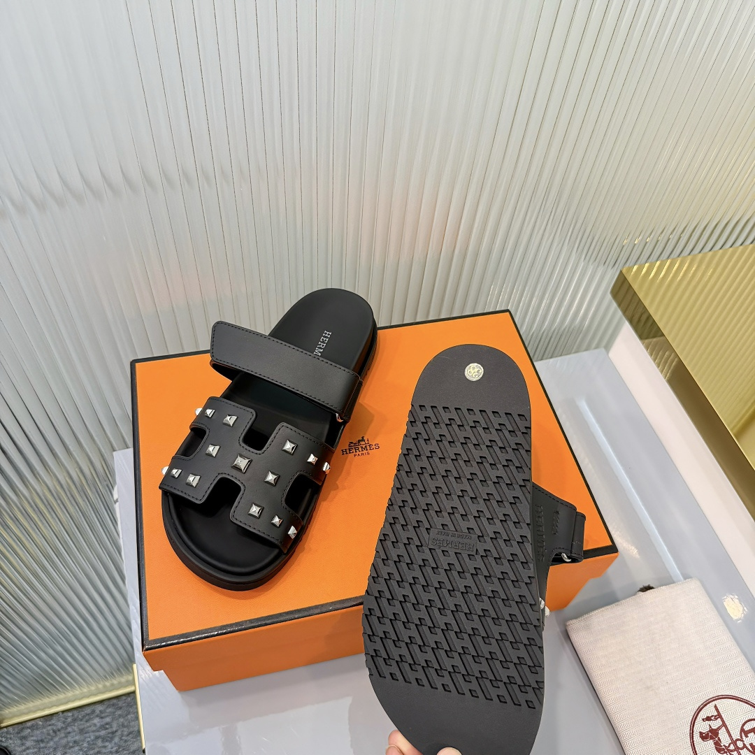 Hermès Hermes 爱马仕 火到不行的 二舅拖/夹角凉鞋拖鞋,搭配各种彩色袜子，潮爆了