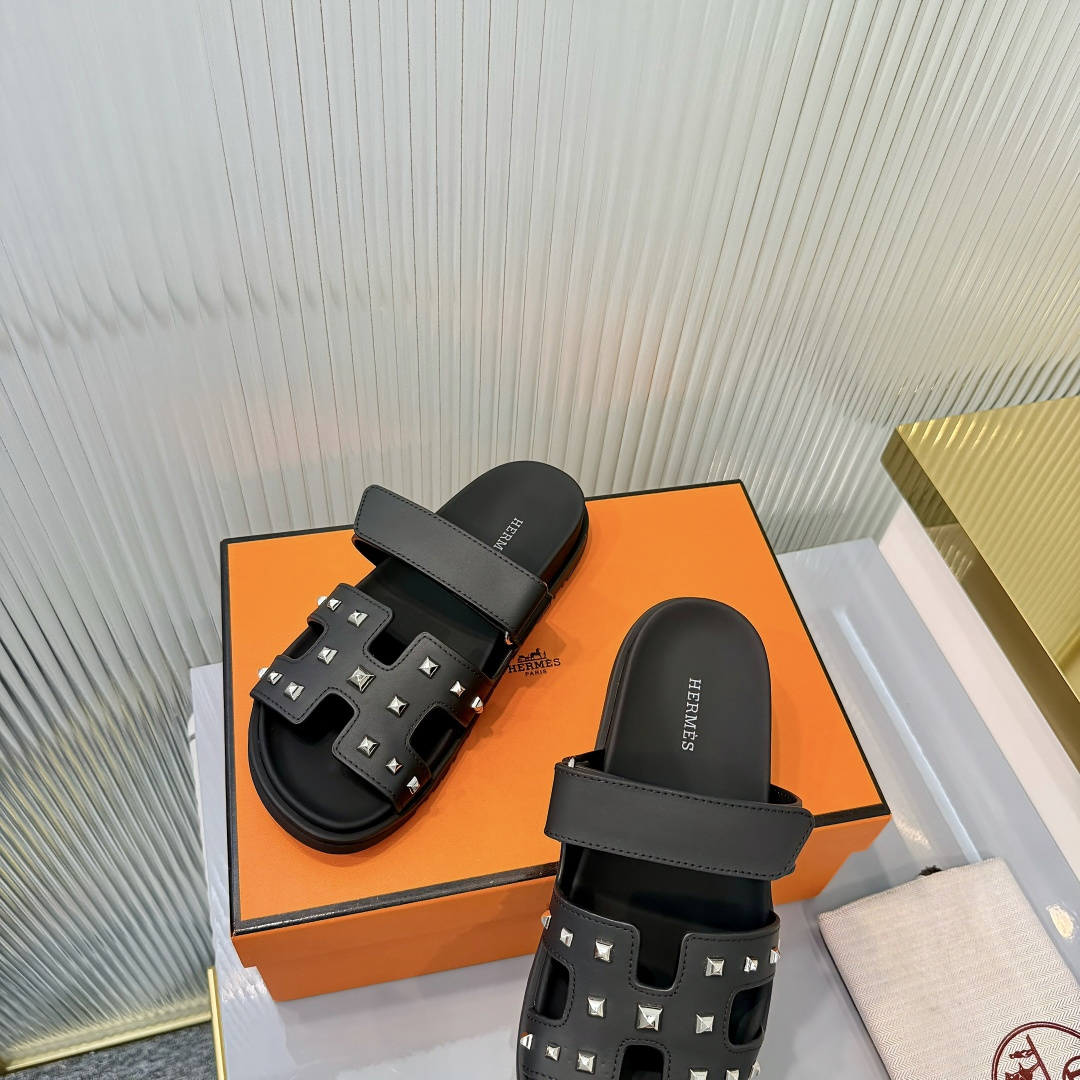 Hermès Hermes 爱马仕 火到不行的 二舅拖/夹角凉鞋拖鞋,搭配各种彩色袜子，潮爆了