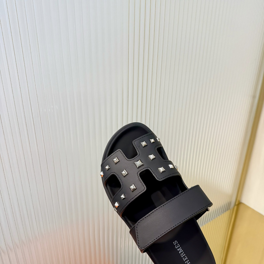 Hermès Hermes 爱马仕 火到不行的 二舅拖/夹角凉鞋拖鞋,搭配各种彩色袜子，潮爆了