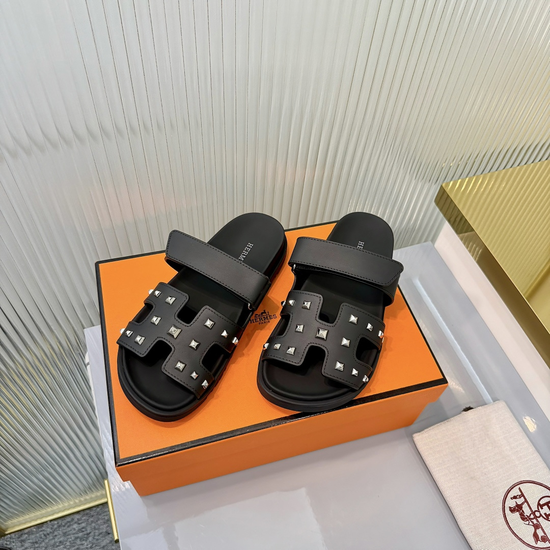 Hermès Hermes 爱马仕 火到不行的 二舅拖/夹角凉鞋拖鞋,搭配各种彩色袜子，潮爆了