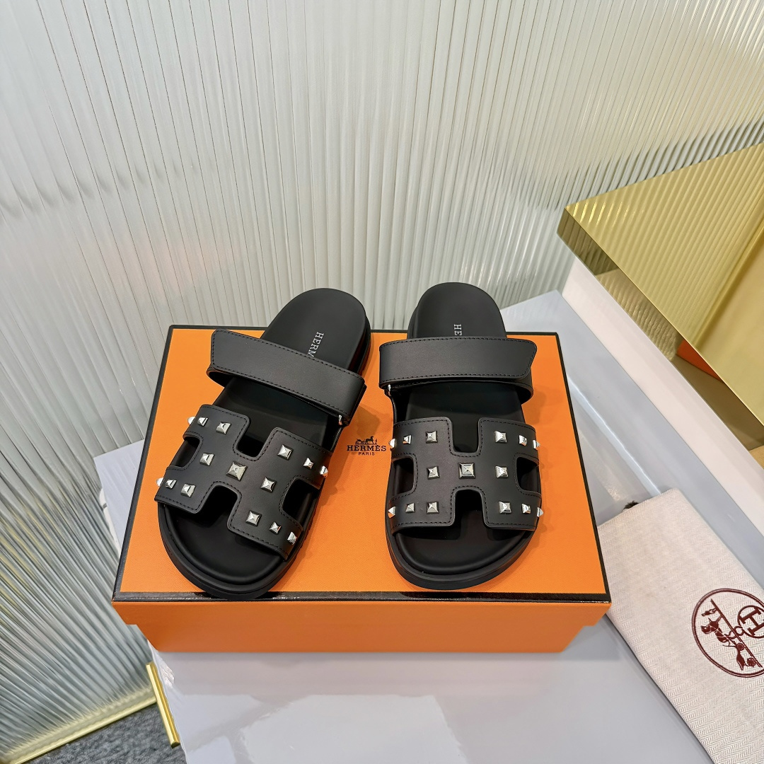 Hermès Hermes 爱马仕 火到不行的 二舅拖/夹角凉鞋拖鞋,搭配各种彩色袜子，潮爆了