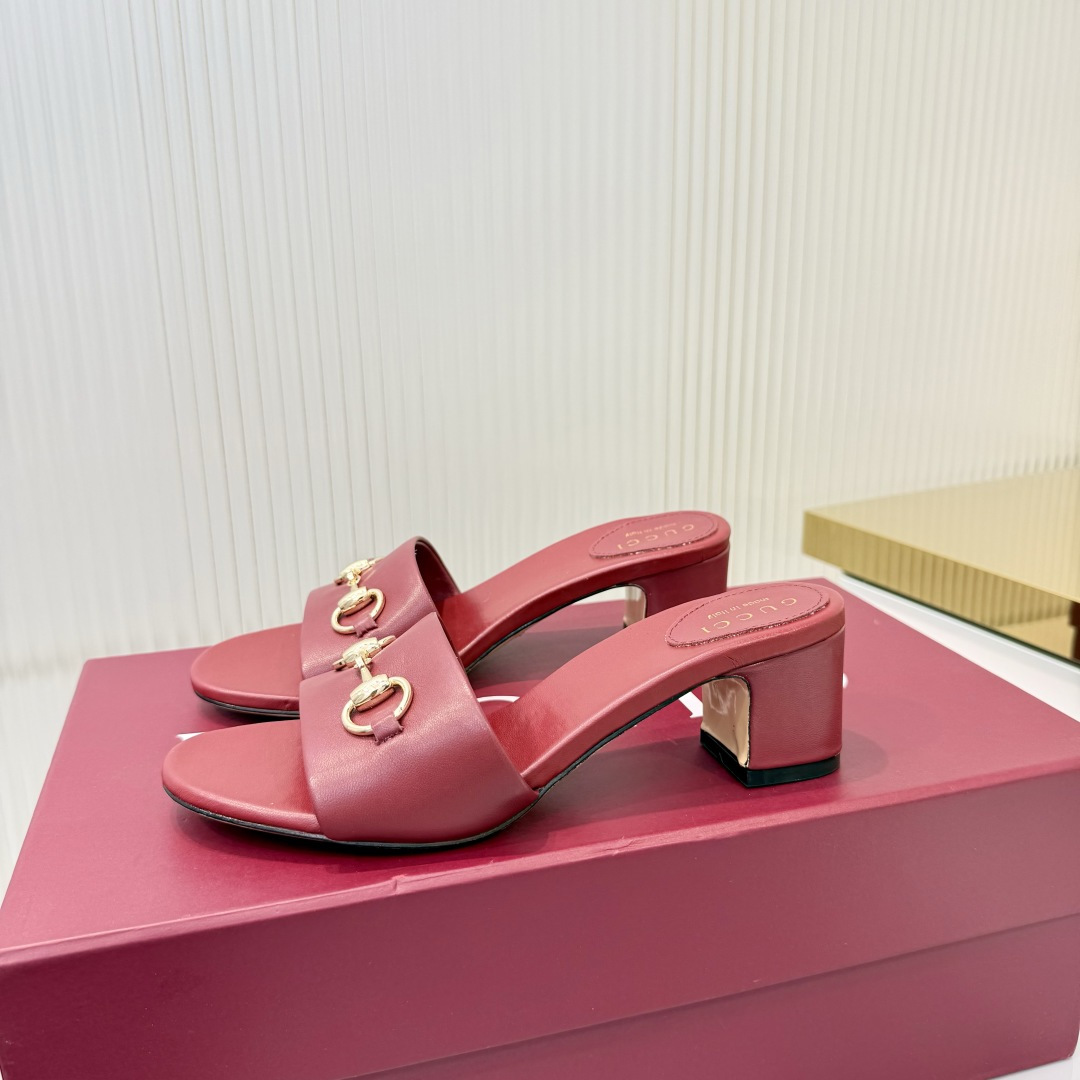 NO:903446,2056 new style!  Gucci Guccⅰ classic women's shoes: Developed one-to-one from the original, carefully prepared shoe last, the fabric adopts the texture of the original. Imported original board materials. Equipped with original board electric hardware buckles, so delicate that they are impeccable!  Sheepskin lining and foot pads. Heel height: .5·5cm. Size, 35-42 (40.41 42 customized). Italian leather outsole, original packaging!  ,high heels slippers,gucci,high heels,slippers,sheepskin,Leather soles198609092056新款！古奇 Guccⅰ 经典女鞋:原版一比一开发,精心调制的鞋楦,面料采用原版质感.进口原板材料.配原板电渡五金扣 细腻到无可挑剔！ 羊皮内里和垫脚 跟高:.5·5cm 码数,35-42（40.41 42订做） 意大利真皮大底, 原版包装 ！,高跟鞋拖鞋,gucci,high heels,slippers,sheepskin,Leather soles,Women's Shoes