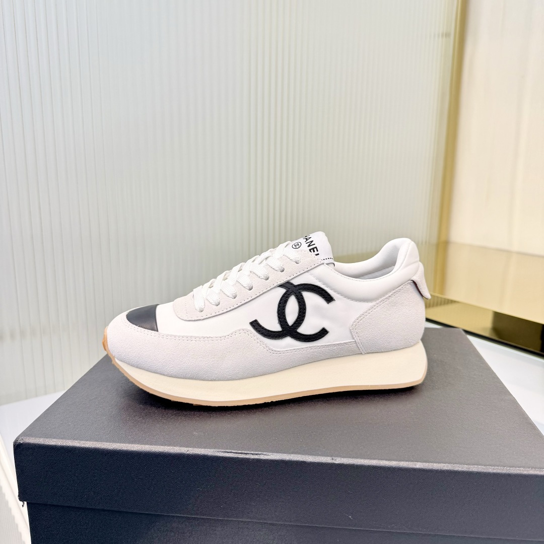 NO:818091,Chanel Chanel panda shoes!  2026 counter top casual sports shoes This classic design; the upper is in the style of electric embroidery with various techniques; the outsole is fashionable and sporty; the outsole is unusually incorporated with a variety of color matching elements... The diversified mix and match is very good-looking and versatile, casual, fashionable, sports, and outdoor can be taken into account... Go material The upper is made of original imported first-layer silk cowhide + original waterproof cloth + original first-layer cowhide. The lining is made of original sheep lining + mesh outsole based on the original TPU combination outsole.  Counter boutique package complete set for women 35-41, casual shoes/sports shoes, chanel, chanel, sneakers, cowhide19860909Chanel香奈儿熊猫鞋！2026专柜顶级休闲款运动鞋 这款经典设计；鞋面多种工艺电绣的风格；大底却时尚运动；不平凡的拥入了多种配色元素…… 多元化混搭非常好看百搭,休闲,时尚,运动,户外都能兼顾…… Go 材料 鞋面采用 原版进口头层丝绸牛皮+原版防水布+原版头层牛皮 内里采用 原版羊里+网 大底根据 原版TPU组合大底 专柜精品包装全套女35–41,休闲鞋/运动鞋,chanel,chanel,sneakers,cowhide,Women's Shoes