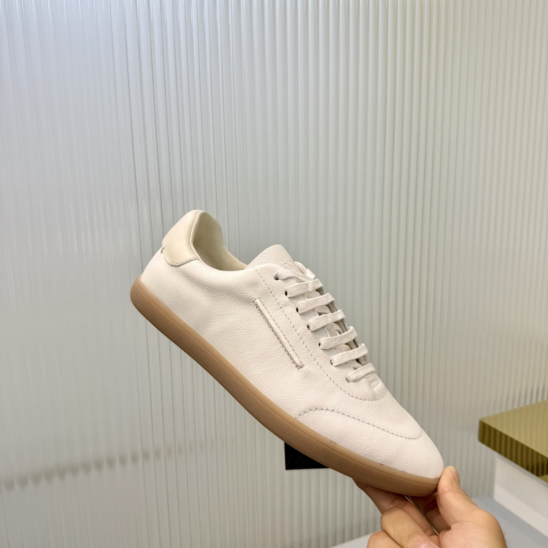 NO:818148,Zegna/Emenia Zegna's new season suede sneakers [Applause][Applause][Applause] This sneaker is named after the Zegna Oasis road [strong] Demonstrates the brand's flexible spirit of advancing with the times [Firecracker] Made of solid-color soft suede leather [Strong] The deconstructed upper has both modern and retro flavor [Firecracker][Firecracker] Sublimates Zegna's exquisite shoe heritage with the spirit of innovation  [Fireworks][Fireworks] Iconic tone-on-color stitching complements the branding on the side. The sole is lightweight and flexible with outstanding traction [Strong] [Strong] The newly reinterpreted sole pattern pays homage to the early days of Route 232.  Sizes 39-44 (45/46 sizes can be customized), casual shoes/sports shoes, zegna, sneakers19860909Zegna/杰尼亚 当季新款 绒面革运动鞋 [鼓掌][鼓掌][鼓掌] 这款运动鞋以杰尼亚绿洲（Oasi Zegna)公路命名[强] 彰显品牌与时俱进的灵活精神[爆竹]采用纯色柔软的绒面皮革制成 [强]解构鞋面兼具现代与复古气息[爆竹][爆竹] 以创新精神升华杰尼亚精致鞋履传承 [烟花][烟花]标志性同色缝线与侧面的品牌标识相得益彰 鞋底轻盈灵活 抓地力出众[强][强] 焕新演绎的鞋底花纹巧妙致敬232号公路的早期风貌 [爆竹][爆竹]同色调衬里 配以定制设计的内真皮鞋垫[爆竹]上脚舒适度极好[爆竹]全套包装重工打造首发出货[强][强][强] 尺码39-44（可定制45/46尺码）,休闲鞋/运动鞋,zegna,sneakers,Women's Shoes