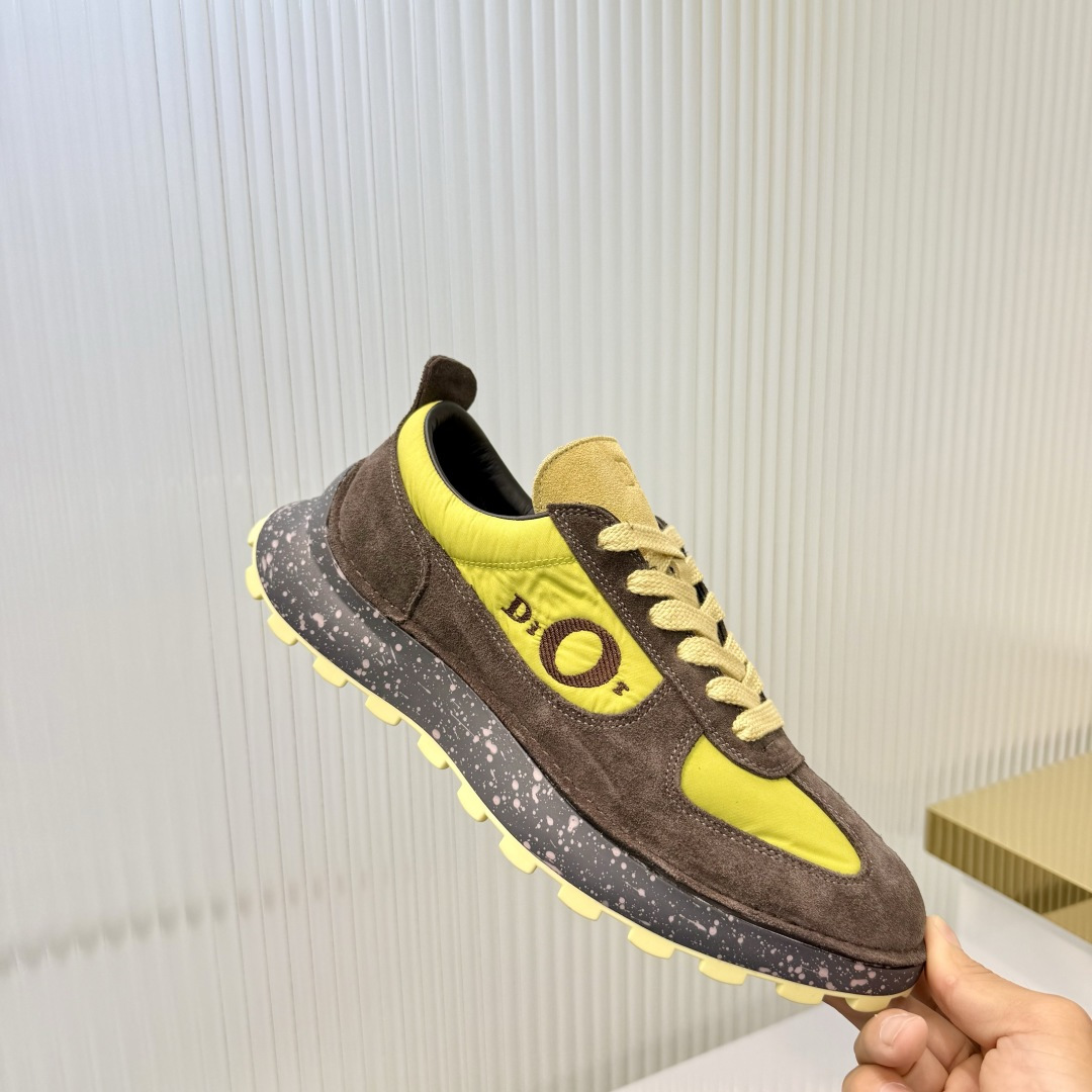 NO:818132,Men's Dior Dior Squash new thick-soled casual shoes Sports This Dior Squash sneaker carefully designed by Jonathan Anderson uses an inside-out stitching structure on the upper, showing a distinct modern style, which is both comfortable and fashionable, highlighting the exquisite shoemaking craftsmanship of the Dior atelier. Soft and breathable suede cow leather is paired with durable nylon and lightweight soles. The comfortable and versatile design can enhance the style of various looks.  Main body cow leather, technical fabric, lining technical fabric, sheepskin tongue and heel decorated with Dior logo, side decorated with Dior embroidery, low-top lace closure, rear CD pull tab, PU midsole decorated with galaxy pattern, TPU notched outsole engraved with CD logo, size 39-45., casual shoes/sneakers, dior, dior, sneakers, cowhide, sheepskin19860909男款 Dior 迪奥Squash 新款厚底休闲鞋 运动 这款乔纳森·安德森 (Jonathan Anderson) 精心设计的 Dior Squash 运动鞋采用鞋面外翻式缝合结构,展现鲜明的现代风范,既舒适又时尚,彰显 Dior 工坊精湛的鞋履制作工艺.柔软和透气的绒面牛皮革搭配经久耐用的尼龙和轻盈鞋底,舒适百搭的设计可为各式造型提升格调. 主体牛皮革,科技面料 里料科技面料,羊皮革鞋舌和鞋跟饰以 Dior 标志侧面饰以 Dior 刺绣低帮鞋带开合后侧 CD 提拉环PU 中底饰以银河图案TPU 凹口外底镌刻有 CD 标志 码数39-45.,休闲鞋/运动鞋,dior,dior,sneakers,cowhide,sheepskin,Women's Shoes