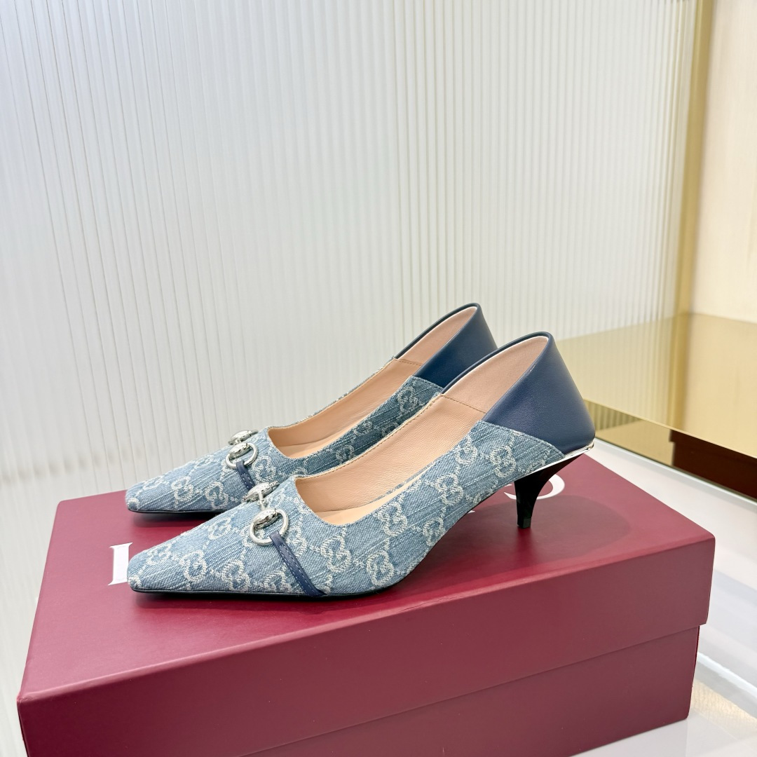 NO:818030,(35-42) The 2026 spring and summer series is newly launched. The Vittoria series presents an outstanding soft shoe silhouette with a simple and neat extended toe and tapered heel, adding a dazzling new work to 'La Famiglia'. This shoe is made of soft leather, and the back can be folded down, showing a casual and elegant charm. The name of the shoe is derived from this design ingenuity. Denim double G cloth Silver tone accessories Beige leather lining  Horsebit buckle and 'Made in Italy by Gucci' logo with matching metallic finish. Extended micro-square toe. Leather sole. Leather-covered tapered heel with metal plate. Medium heel. Height 5.5 cm, high heels, gucci, high heels.19860909（35-42）2026春夏系列全新上市.Vittoria系列以简约利落的加长鞋头与锥形鞋跟匠心呈献出众柔软的鞋履廓形,为《La Famiglia》增添亮眼新作.这款鞋履甄选柔软皮革打造,后帮可向下翻折,一展随性优雅气韵.其鞋款名称正源于此设计巧思. 牛仔双G布 银色调配件 米色皮革衬里 马衔扣和同款金属质感饰面“Made in Italy by Gucci”标识 加长微方鞋头 皮革鞋底 皮革包覆锥形鞋跟,饰金属片 中跟 高度5.5厘米,高跟鞋单鞋,gucci,high heels,Women's Shoes