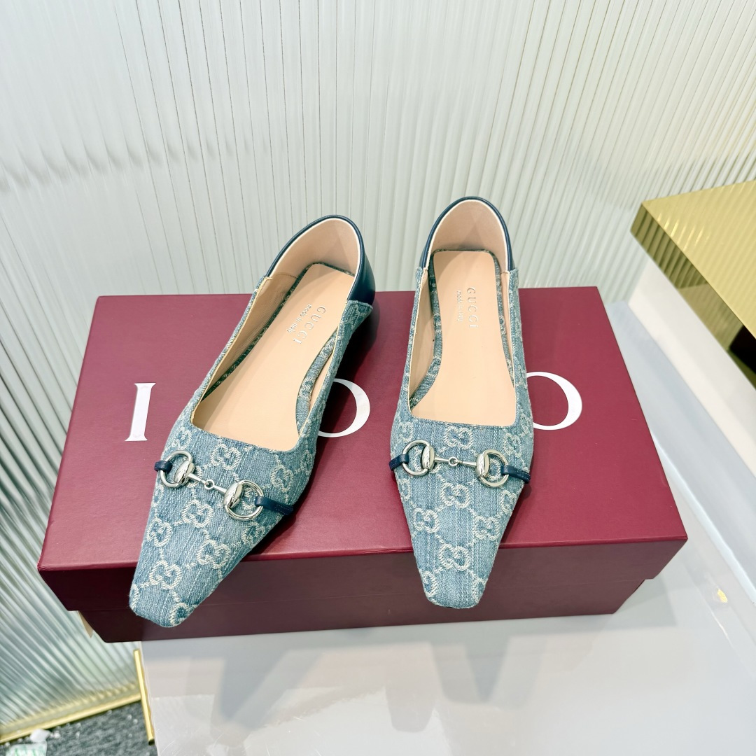 NO:818037,(35-42) The 2026 spring and summer series is newly launched. The Vittoria series presents an outstanding soft shoe silhouette with a simple and neat extended toe and tapered heel, adding a dazzling new work to 'La Famiglia'. This shoe is made of soft leather, and the back can be folded down, showing a casual and elegant charm. The name of the shoe is derived from this design ingenuity. Denim double G cloth Silver tone accessories Beige leather lining  Horsebit buckle and 'Made in Italy by Gucci' logo with matching metallic finish. Extended micro-square toe. Leather sole. Leather-covered tapered heel with metal plate. High heels, gucci, high heels.19860909（35-42）2026春夏系列全新上市.Vittoria系列以简约利落的加长鞋头与锥形鞋跟匠心呈献出众柔软的鞋履廓形,为《La Famiglia》增添亮眼新作.这款鞋履甄选柔软皮革打造,后帮可向下翻折,一展随性优雅气韵.其鞋款名称正源于此设计巧思. 牛仔双G布 银色调配件 米色皮革衬里 马衔扣和同款金属质感饰面“Made in Italy by Gucci”标识 加长微方鞋头 皮革鞋底 皮革包覆锥形鞋跟,饰金属片,高跟鞋单鞋,gucci,high heels,Women's Shoes