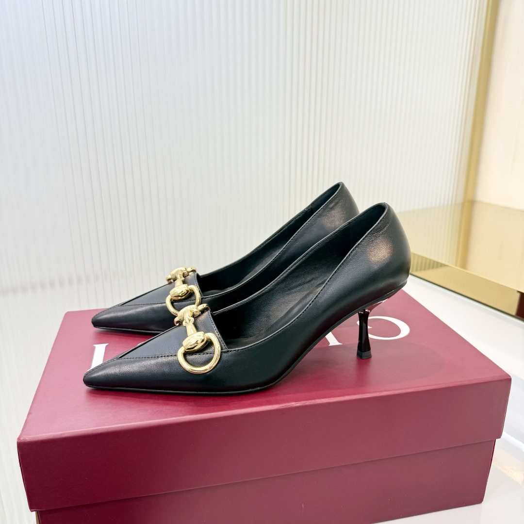 NO:818045,(35-42) The 2026 spring and summer series is newly launched. The Vittoria series presents an outstanding soft shoe silhouette with a simple and neat extended toe and tapered heel, adding a dazzling new work to 'La Famiglia'. This shoe is made of soft leather, and the back can be folded down, showing a casual and elegant charm. The name of the shoe is derived from this design ingenuity. Denim double G cloth Silver tone accessories Beige leather lining  Horsebit buckle and 'Made in Italy by Gucci' logo with matching metallic finish. Extended micro-square toe. Leather sole. Leather-covered tapered heel with metal plate. Medium heel. Height 5.5 cm, high heels, gucci, high heels.19860909（35-42）2026春夏系列全新上市.Vittoria系列以简约利落的加长鞋头与锥形鞋跟匠心呈献出众柔软的鞋履廓形,为《La Famiglia》增添亮眼新作.这款鞋履甄选柔软皮革打造,后帮可向下翻折,一展随性优雅气韵.其鞋款名称正源于此设计巧思. 牛仔双G布 银色调配件 米色皮革衬里 马衔扣和同款金属质感饰面“Made in Italy by Gucci”标识 加长微方鞋头 皮革鞋底 皮革包覆锥形鞋跟,饰金属片 中跟 高度5.5厘米,高跟鞋单鞋,gucci,high heels,Women's Shoes