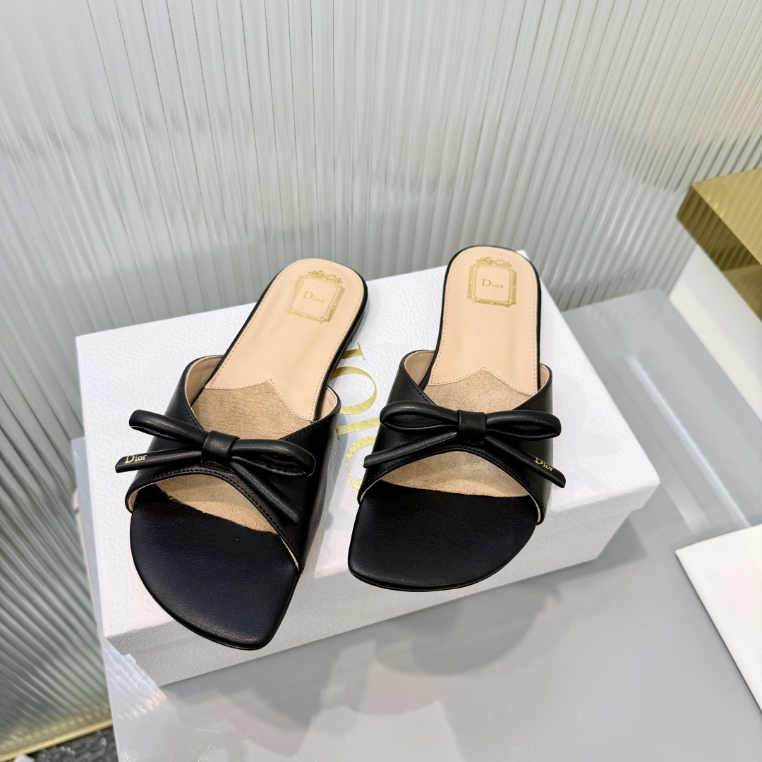 NO:818079,Upgraded version of CD Dior women's sheepskin leather-soled slippers. Christian Dior has always been synonymous with magnificence and elegance, and has always been at the top of the fashion world. Particularly worth mentioning is the embroidered pattern on the sole, which reproduces one of Christian Dior's cherished symbols. More than a hundred colors to choose from. Imported sheepskin upper. Outsole: Italian genuine leather sole. Imported sheepskin lining. Size 35-40 (41.42 customized), slippers, dior, dior, slippers, sheepskin19860909CD迪奥女士羊皮皮底拖鞋升级版, 克里斯丁迪奥一直是华丽与高雅的代名词,在时尚殿堂一直是雄踞顶端 特別值得一提的是鞋底绣花图案,再現Chrstian Dior珍愛的標誌之一 一百多个颜色随意选 鞋面进口羊皮 大底:意大利真皮底 内里进口羊皮 码数35-40(41.42定做）,拖鞋,dior,dior,slippers,sheepskin,Women's Shoes