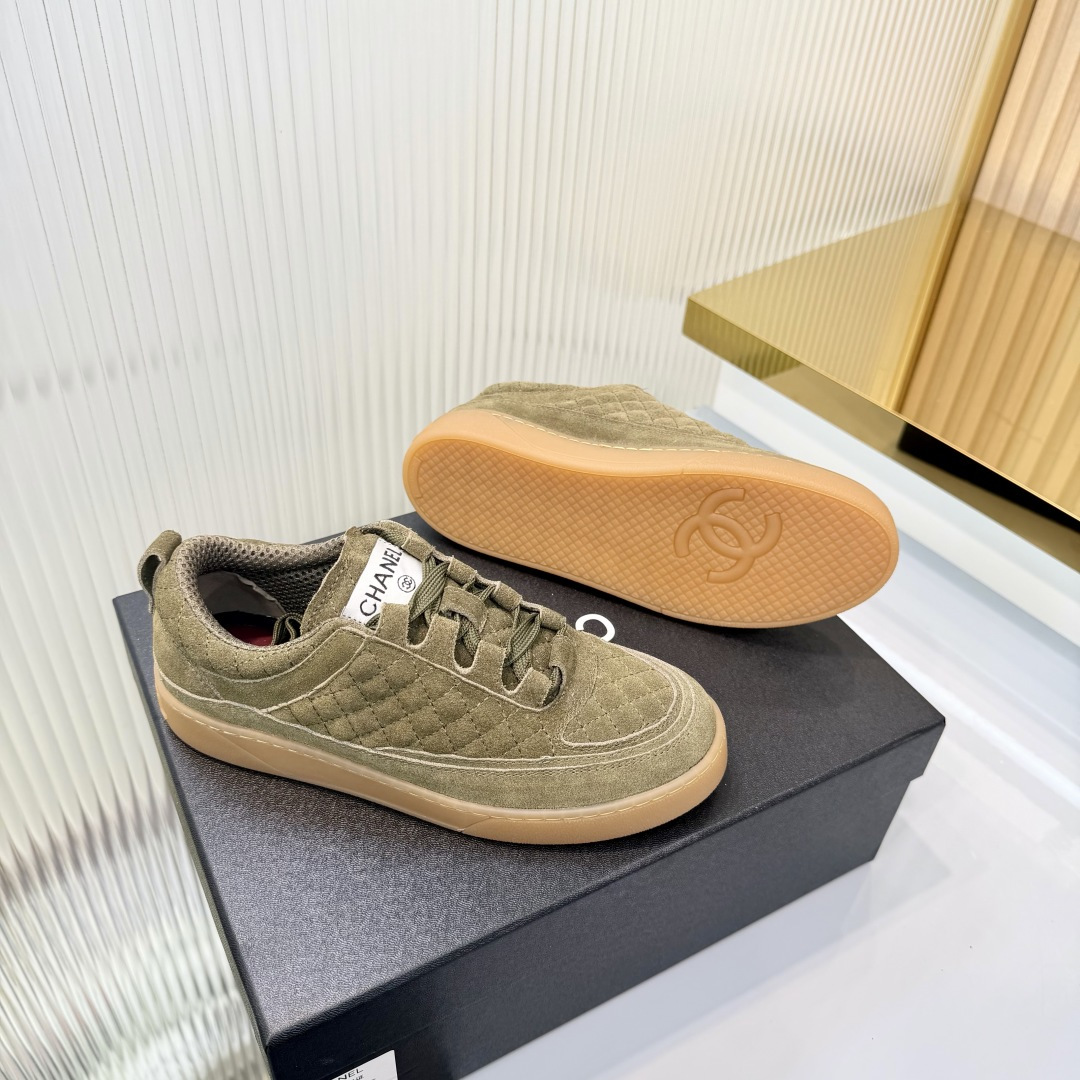 NO:927401,CHANEL Chanel 26A new water chestnut panda shoes, casual sports shoes, moral training shoes, synchronized with the counter, very popular in the counter, a shoe that is very difficult to buy, the most popular thick-soled panda shoes on the Internet, the classics are constantly upgraded, and the upper feet are so beautiful. It is imaginable that small fragrance lovers cannot miss it. The color matching collision of two leather surfaces, both appearance and comfort, simple and versatile, increased height, super versatile, close your eyes, whoever wears it will look better. The upper is stitched with cowhide and suede.  Outsole original tpu outsole Size: 35-40 (41 40 customized, casual shoes/sports shoes, chanel, chanel, sneakers, cowhide19860909CHANEL香奈儿26A 新款菱角熊猫鞋休闲运动鞋德训鞋 专柜同步 专柜非常火爆 非常难买的一款鞋 全网最火的厚底熊猫鞋 经典不断升级 上脚美炸了 可想而知小香控不可错过的 两种皮面的拼色碰撞 颜值与舒适并存的 简约百搭 增高超级百搭,闭眼入,谁穿谁好看  鞋面牛皮绒面皮拼接 大底原版tpu大底 码数:35-40（41 40定做,休闲鞋/运动鞋,chanel,chanel,sneakers,cowhide,Women's Shoes