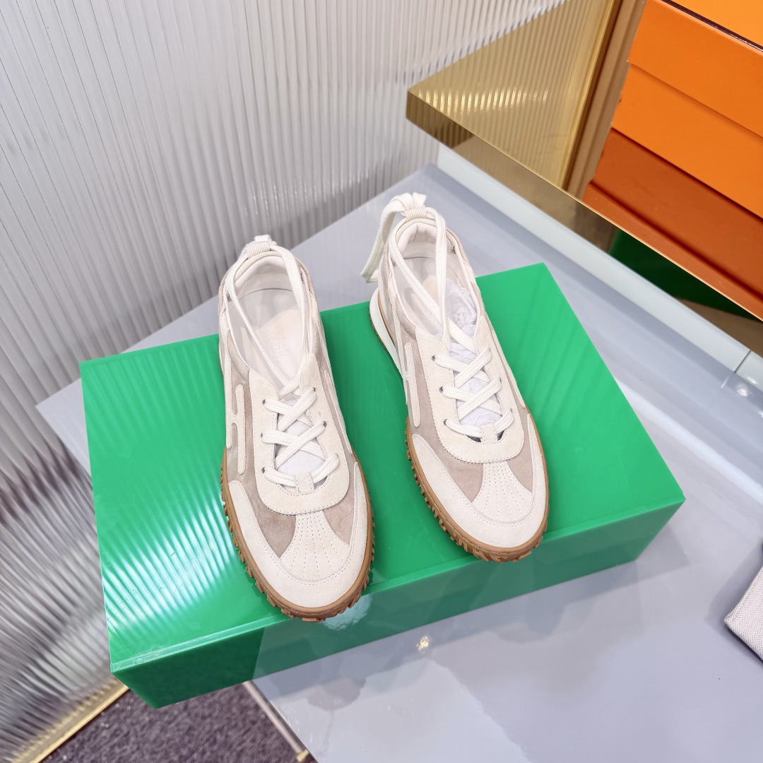 NO:927389,Hermes top version for men and women# Hermès H family classic couple's casual sports shoes Couple's casual sports dad shoes combine high-tech canvas and suede goatskin, decorated with an exaggerated 'H' letter on the rubber sole, italic design and bright colors show vitality and continue the brand design inspiration. Walking lightly in the city, feel unrestrained and comfortable. Beautiful packaging at the delivery counter. The original material of the fabric is special fabric and cow suede. The interior is customized with breathable mesh. The outsole is made of TPU+rubber foam material.  Bottom thickness 3CM, size 35-45, casual shoes/sports shoes, hermes, hermes, sneakers, sheepskin, chamois leather19860909女男 Hermes 顶级版本# 爱马仕H家经典情侣款 休闲运动鞋 情侣款休闲之履运动老爹鞋结合高科技帆布与麂皮山羊皮,在橡胶鞋底上饰以夸张“H”字母,斜体设计和鲜艳色彩展现活力,延续品牌设计灵感.轻盈漫步都市,感受无拘舒适. 配送专柜精美包装 面料原版材质特殊布料和牛反绒 内里定制透气网面 大底开模TPU+橡胶发泡材质 底厚3CM 码数35-45,休闲鞋/运动鞋,hermes,hermes,sneakers,sheepskin,chamois leather,Women's Shoes