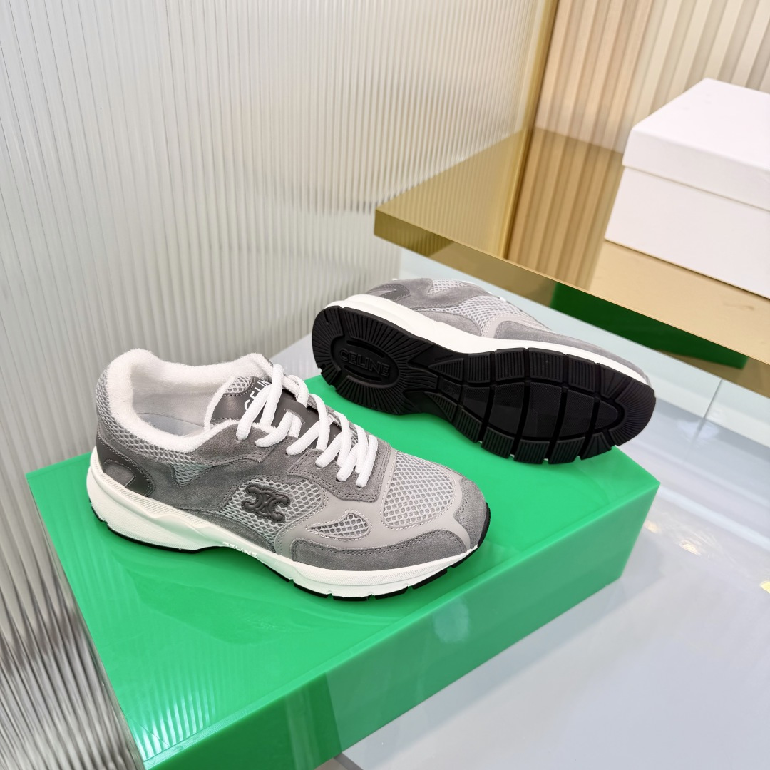 NO:957537,Top version Celine Celine Runner series, retro, distressed, mesh, casual sports shoes, gray suede spliced with breathable mesh fabric, low saturated fog gray with French lazy texture, embossed Arc de Triomphe logo, low-key and restrained, unobtrusive but high-end at a glance. Tasteful distressed off-white rubber thick sole, quietly heightening the body shape, smooth shoe shape directly modifying the calf line. Exquisite packaging at the delivery counter. Fabric: original customized imported cowhide + mesh  Lining: Original custom breathable terry cloth Outsole: Original molded non-slip rubber outsole Sole thickness: 4CM Size: 35-36-37-38-39-40, casual shoes/sports shoes, celine, celine, sneakers, cowhide, chamois leather19860909顶级版本 Celine 赛琳Runner系列 复古 做旧 网面 休闲 运动鞋 灰调麂皮拼接透气网眼面料,低饱和雾灰色自带法式慵懒质感 浮雕凯旋门标识低调内敛,不张扬却一眼识别高阶 品味做旧米白橡胶厚底,悄悄垫高身形,流畅鞋型直接修饰小腿线条 配送专柜精美包装 面料: 原版定制进口牛皮+网面 内里: 原版定制透气毛巾布 大底: 原版开模防滑橡胶大底 底厚: 4CM Size: 35-36-37-38-39-40,休闲鞋/运动鞋,celine,celine,sneakers,cowhide,chamois leather,Women's Shoes
