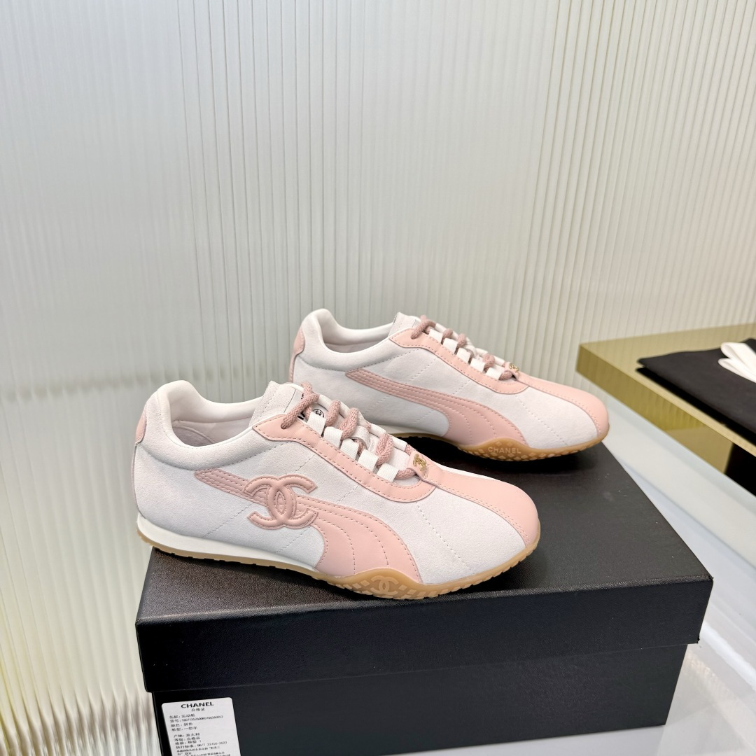 NO:957519,High version of Chanel Panda shoes!  2026 counter top casual sports shoes This classic design; the upper is in the style of electric embroidery with various techniques; the outsole is fashionable and sporty; the outsole is unusually incorporated with a variety of color matching elements... The diversified mix and match is very good-looking and versatile, casual, fashionable, sports, and outdoor can be taken into account... Go Material The upper is made of original imported first-layer silk cowhide + original waterproof cloth + original first-layer cowhide. The lining is made of original sheep lining + mesh outsole based on the original TPU combination outsole.  Counter boutique packaging complete set for women 35-41, casual shoes/sports shoes, chanel, chanel, sneakers, cowhide19860909高版本 Chanel香奈儿熊猫鞋！2026专柜顶级休闲款运动鞋 这款经典设计；鞋面多种工艺电绣的风格；大底却时尚运动；不平凡的拥入了多种配色元素…… 多元化混搭非常好看百搭,休闲,时尚,运动,户外都能兼顾…… Go 材料 鞋面采用 原版进口头层丝绸牛皮+原版防水布+原版头层牛皮 内里采用 原版羊里+网 大底根据 原版TPU组合大底 专柜精品包装全套女35–41,休闲鞋/运动鞋,chanel,chanel,sneakers,cowhide,Women's Shoes