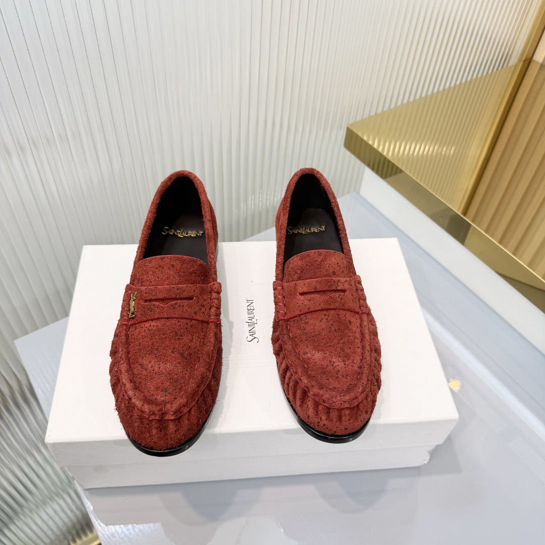 NO:957369,Men's size Yves Saint Laurent YSL's new pleated loafers YSL girls' looseness is really taken care of. It is simply a high-end cheating device!  The pleated lambskin comes with a lazy filter, and the metal YSL logo is the finishing touch. The soft shoe shape does not have the restrictive feeling of stiff leather shoes at all. When you step on your feet, you will be effortlessly fashionable!  Fabric suede/sheepskin, lining sheepskin, outsole, Italian double-layer combination genuine leather outsole with copper nails, code number 35-40 (41 fixed), original packaging, loafers and half slippers, saint laurent, saint laurent, loafers, sheepskin, chamois leather, Leather soles19860909男码 圣罗兰YSL新款褶皱乐福鞋 YSL女孩的松弛感真的被狠狠拿捏 简直是高级感作弊器本器！ 褶皱小羊皮自带慵懒滤镜,金属YSL 标一整个点睛之笔,软乎乎的鞋型完全没有硬挺皮鞋的束缚感,踩上脚就是毫不费力的时髦精本精！ 面料麂皮/羊皮 内里羊皮 大底意大利双层组合真皮大底带铜钉 码数35-40（41定） 原版包装,乐福鞋半拖,saint laurent,saint laurent,loafers,sheepskin,chamois leather,Leather soles,Women's Shoes