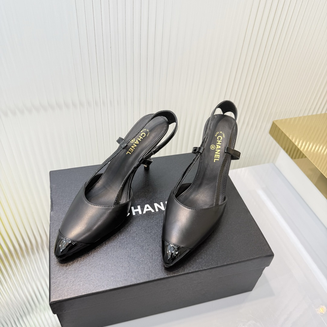 NO:957397,Chanel chan*l classic slingback small fragrant sandals!  Single shoes!  As Coco Chanel said, fashion is fleeting but style lasts forever!  This pair of empty-back shoes is a classic among Xiangjia classics!  Two-color matching, simple and exquisite, the universal and evergreen model in the counter will never go out of style!  The counter features original leather, imported sheepskin lining, and Italian imported cow leather soles!  Heel height 8.5cm, top quality, Size35-40 (40 41 customized), high heels and sandals, chanel, chanel, chanel, sandals, high heels, cowhide, sheepskin19860909香奈儿 chan*l经典slingback小香凉鞋！单鞋！ 就像coco香奈儿女士说的流行稍纵即逝,但风格永存！这双后空鞋就是香家经典中的经典！双色搭配,简约精致,专柜里的万能长青款,永远不过时单品！ 专柜原版皮料,进口羊皮内里, 意大利进口牛皮革鞋底！ 跟高8.5cm 顶级品质,Size35-40（40 41 定做）,高跟鞋凉鞋,chanel,chanel,chanel,sandals,high heels,cowhide,sheepskin,Women's Shoes