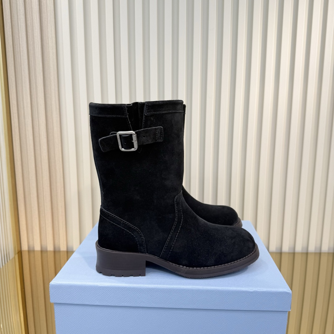 NO:957393,Prad* Prada 26ss autumn and winter thick-soled knight boots, fashionable thick-soled casual boots, unique taste, everyone loves it and can easily control it. It is popular every year. There is also a versatile classic shoe last, which is enough to conquer you. Put it on, increase your height and casual style, simple and handsome on the foot. The upper layer is cowhide, the lining is water-dyed cowhide, and the outsole is made of genuine leather with non-slip sole.  Size35-40 (40 is custom-made and cannot be returned or exchanged), boots, prada, prada, boots, cowhide19860909Prad* 普拉达 26ss 秋冬 厚底骑士靴长靴 时尚厚底休闲长靴 ,独到味道,人人都爱也轻松驾驭 每年都会爆.还有就是百搭经典的鞋楦,足以征服你,穿上它,增高休闲两不失误,上脚简单帅气 鞋面头层牛绒 内里水染牛皮 大底真皮组合防滑底 Size35-40（40订做不退换）,靴子,prada,prada,boots,cowhide,Women's Shoes