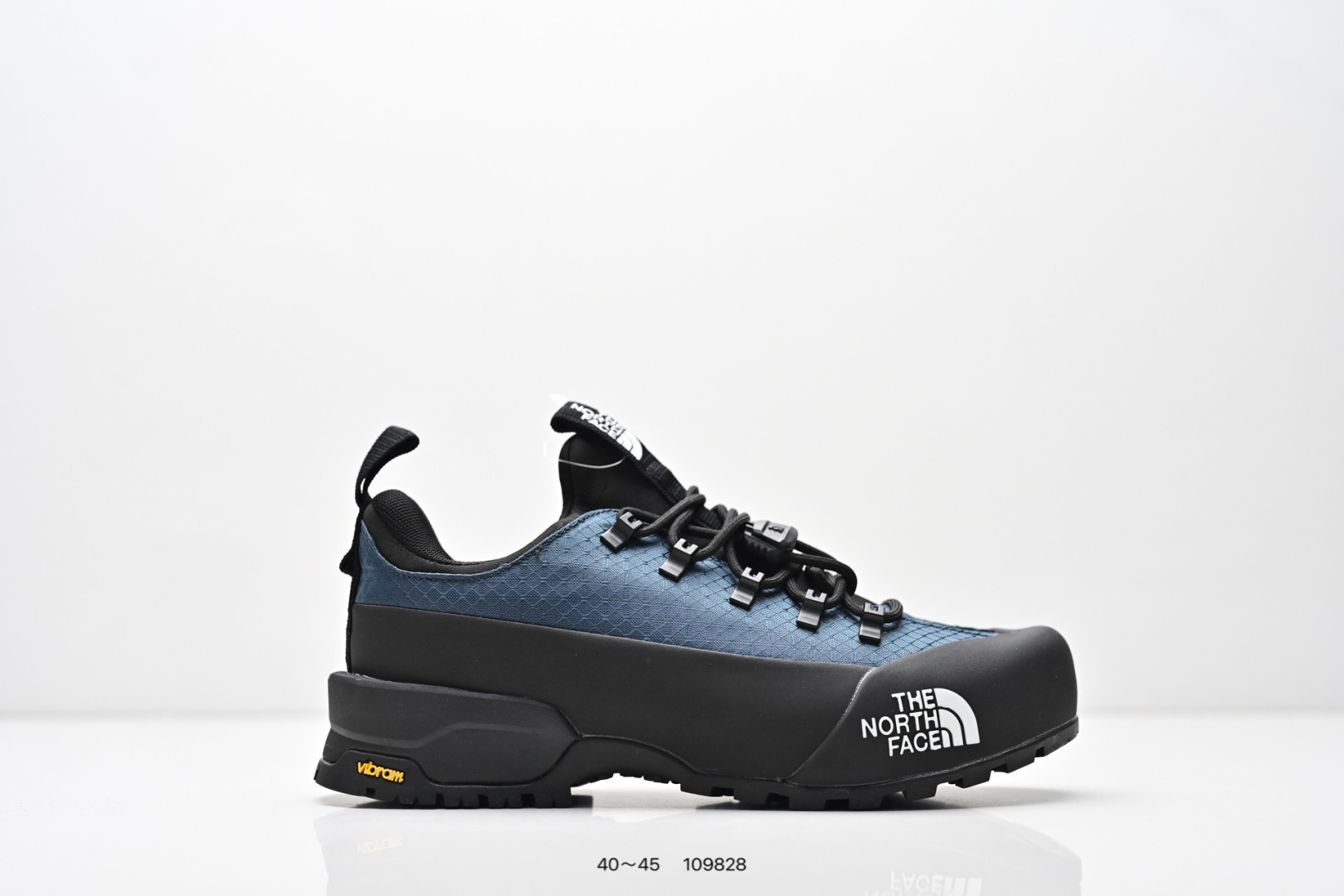 The North Face Glenclyffe Low Shoes北面 经典徒步鞋 大黑甲 鞋面整体采用防撕裂可再生涤纶, 鞋底采用 VIBRAM@ V字大底, 舒适耐磨防滑抓地性能 好, 快系鞋带搭配金属鞋带孔更突出gorpcore 山地时尚感.