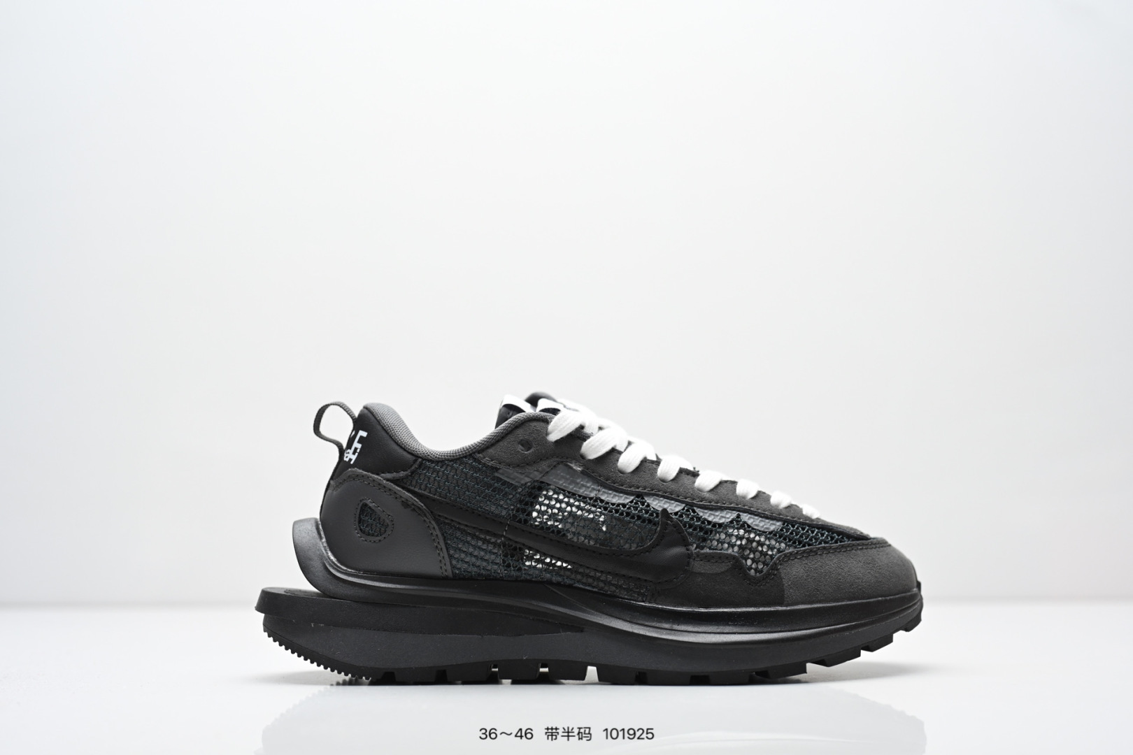 公司级:Sacai X NIKe vaporWaffle “Tour Yellow ”华夫三代3.0走秀重磅联名 鞋款由Pegasus与VaporFly两款鞋型的设计元素共同构建,鞋身材质由翻毛皮和透气网布共同打造.熟悉的解构手法、重叠Swoosh、双重鞋舌、鞋带以及后跟SACAI字体都悉数保留,最大亮点在于,本次鞋底变本加厉,层数更多!简直和巴黎世家的TripleS有一拼,增高效果妥妥的X9856 货号:DD1875 SW ID: 101925