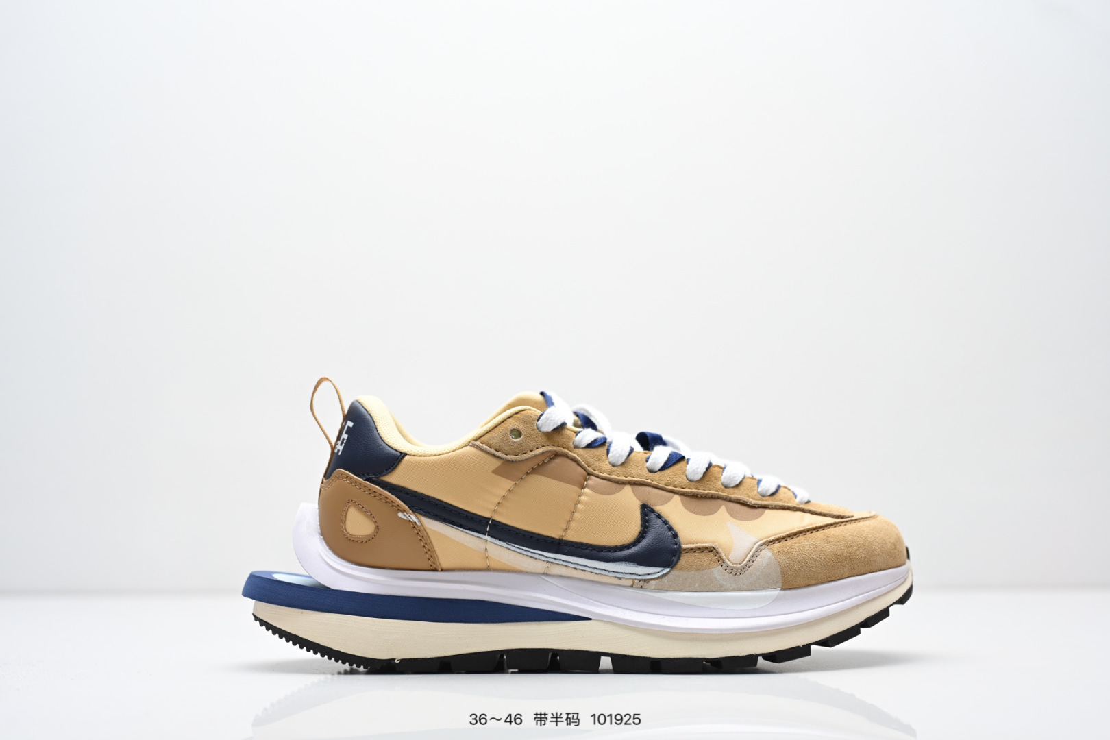 公司级:Sacai X NIKe vaporWaffle “Tour Yellow ”华夫三代3.0走秀重磅联名 鞋款由Pegasus与VaporFly两款鞋型的设计元素共同构建,鞋身材质由翻毛皮和透气网布共同打造.熟悉的解构手法、重叠Swoosh、双重鞋舌、鞋带以及后跟SACAI字体都悉数保留,最大亮点在于,本次鞋底变本加厉,层数更多!简直和巴黎世家的TripleS有一拼,增高效果妥妥的X9856 货号:DD1875 SW ID: 101925