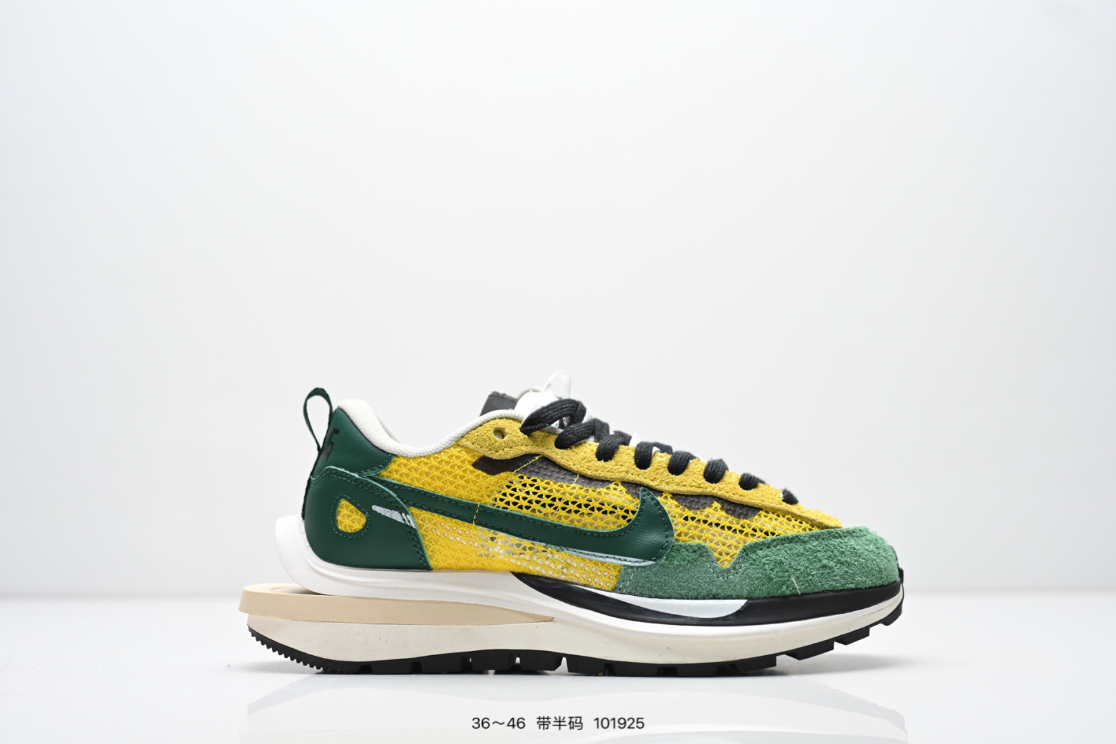 公司级:Sacai X NIKe vaporWaffle “Tour Yellow ”华夫三代3.0走秀重磅联名 鞋款由Pegasus与VaporFly两款鞋型的设计元素共同构建,鞋身材质由翻毛皮和透气网布共同打造.熟悉的解构手法、重叠Swoosh、双重鞋舌、鞋带以及后跟SACAI字体都悉数保留,最大亮点在于,本次鞋底变本加厉,层数更多!简直和巴黎世家的TripleS有一拼,增高效果妥妥的X9856 货号:DD1875 SW ID: 101925
