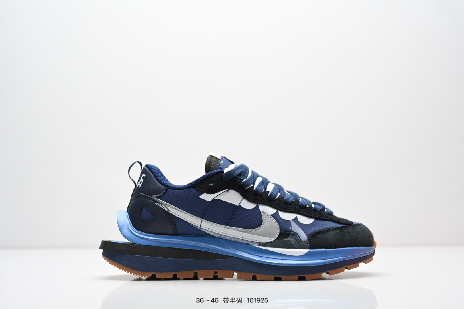 公司级:Sacai X NIKe vaporWaffle “Tour Yellow ”华夫三代3.0走秀重磅联名 鞋款由Pegasus与VaporFly两款鞋型的设计元素共同构建,鞋身材质由翻毛皮和透气网布共同打造.熟悉的解构手法、重叠Swoosh、双重鞋舌、鞋带以及后跟SACAI字体都悉数保留,最大亮点在于,本次鞋底变本加厉,层数更多!简直和巴黎世家的TripleS有一拼,增高效果妥妥的X9856 货号:DD1875 SW ID: 101925