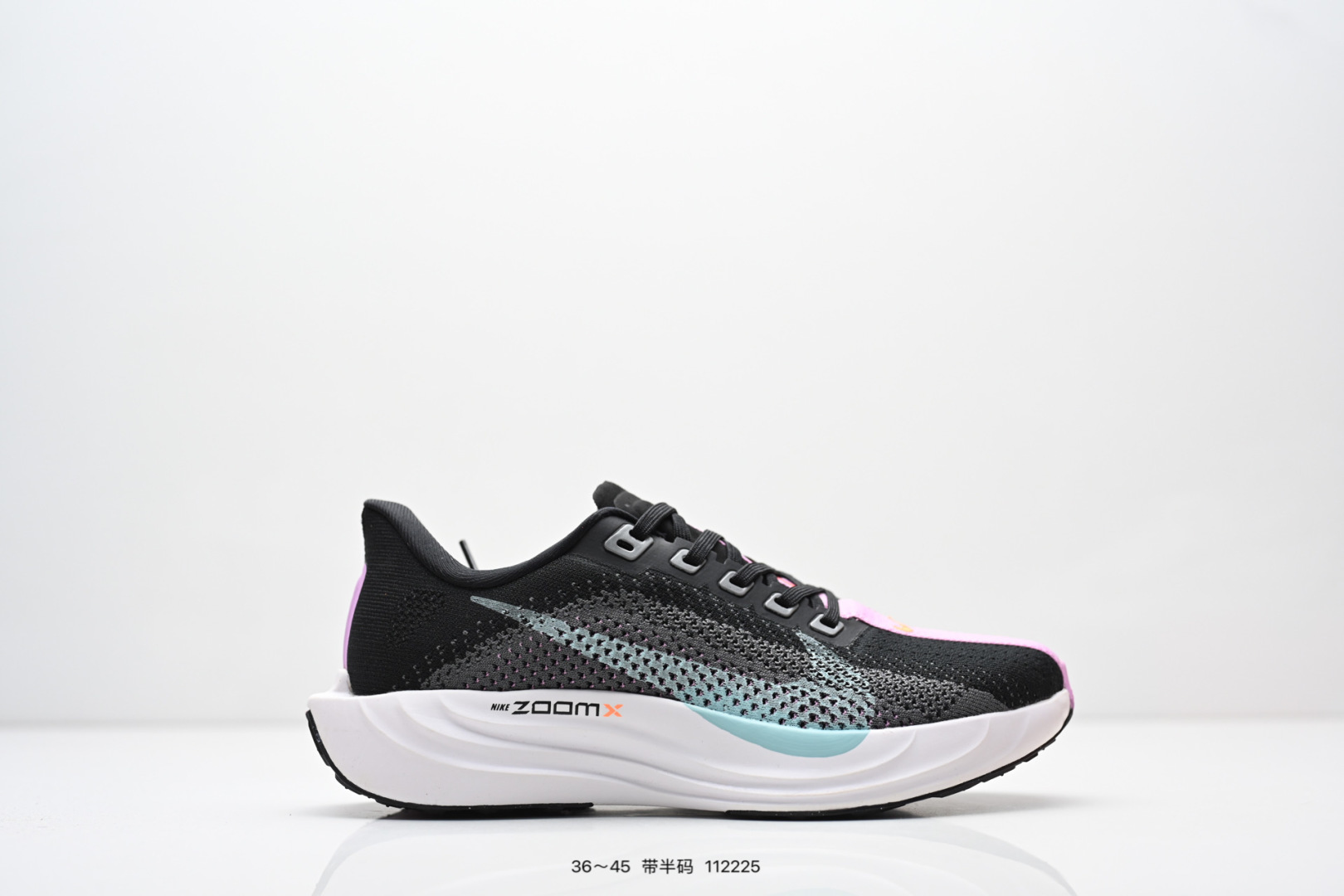 耐克Nike Pegasus Plus 超跑飞马网面训练纯原跑步鞋CK4318-018,采用全掌ZoomX中底技术,具有即刻可用的回弹性能和推动感,无需长时间磨合即可体验优异反馈. 1核心技术特点:ZoomX中底:相比传统Zoom气垫,ZoomX材质无需磨合即可发挥优异回弹性能,提供即时反馈和推进力,适合追求快速响应的跑者.轻量化设计:中底密度梯度优化,前掌密度低至0.82g/cm3,后跟密度提升至1.05g/cm3,兼顾缓震与支撑性能. 支撑升级:采用3D打印TPU框架替代传统支撑撑条,精准适配足部形态,减少足部内翻风险. 货号:FQ7261 编号:112225