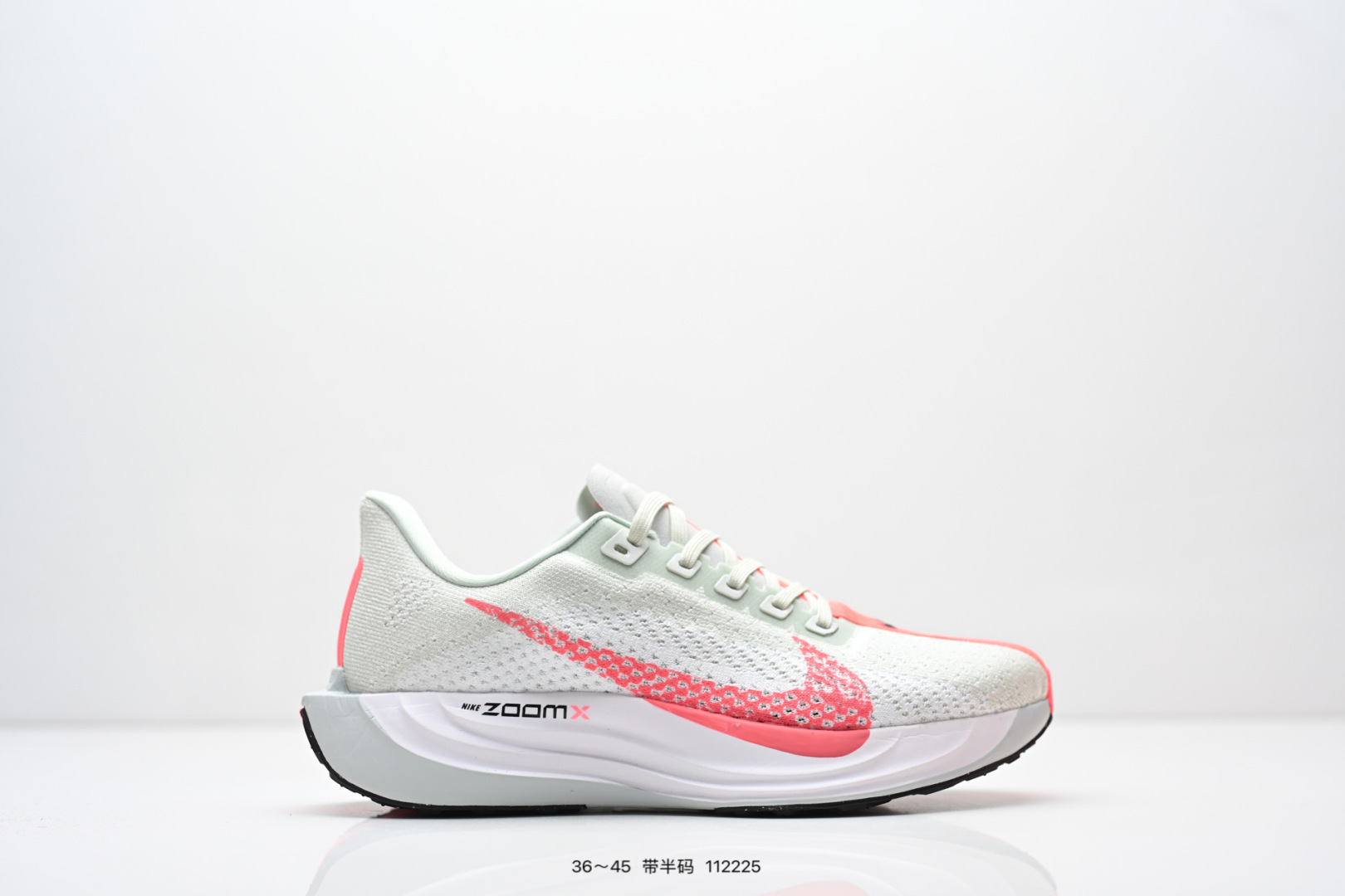 耐克Nike Pegasus Plus 超跑飞马网面训练纯原跑步鞋CK4318-018,采用全掌ZoomX中底技术,具有即刻可用的回弹性能和推动感,无需长时间磨合即可体验优异反馈. 1核心技术特点:ZoomX中底:相比传统Zoom气垫,ZoomX材质无需磨合即可发挥优异回弹性能,提供即时反馈和推进力,适合追求快速响应的跑者.轻量化设计:中底密度梯度优化,前掌密度低至0.82g/cm3,后跟密度提升至1.05g/cm3,兼顾缓震与支撑性能. 支撑升级:采用3D打印TPU框架替代传统支撑撑条,精准适配足部形态,减少足部内翻风险. 货号:FQ7261 编号:112225
