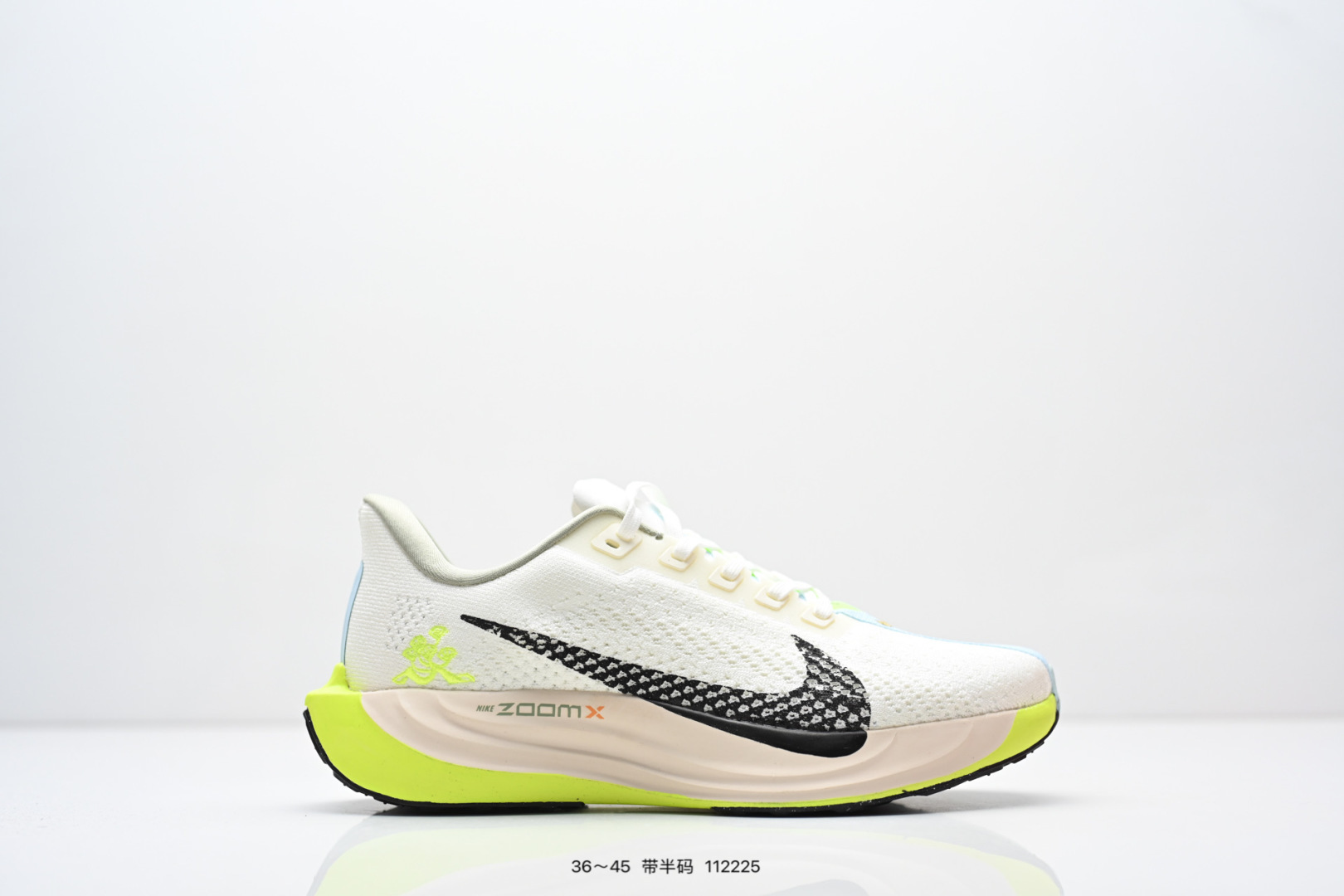 耐克Nike Pegasus Plus 超跑飞马网面训练纯原跑步鞋CK4318-018,采用全掌ZoomX中底技术,具有即刻可用的回弹性能和推动感,无需长时间磨合即可体验优异反馈. 1核心技术特点:ZoomX中底:相比传统Zoom气垫,ZoomX材质无需磨合即可发挥优异回弹性能,提供即时反馈和推进力,适合追求快速响应的跑者.轻量化设计:中底密度梯度优化,前掌密度低至0.82g/cm3,后跟密度提升至1.05g/cm3,兼顾缓震与支撑性能. 支撑升级:采用3D打印TPU框架替代传统支撑撑条,精准适配足部形态,减少足部内翻风险. 货号:FQ7261 编号:112225