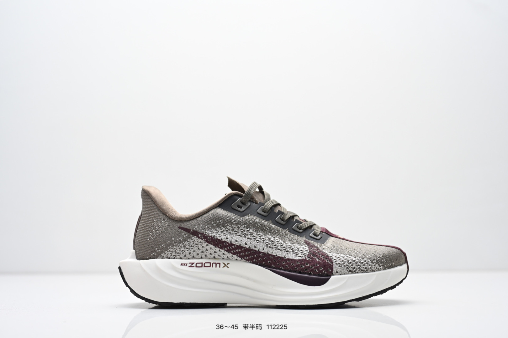 耐克Nike Pegasus Plus 超跑飞马网面训练纯原跑步鞋CK4318-018,采用全掌ZoomX中底技术,具有即刻可用的回弹性能和推动感,无需长时间磨合即可体验优异反馈. 1核心技术特点:ZoomX中底:相比传统Zoom气垫,ZoomX材质无需磨合即可发挥优异回弹性能,提供即时反馈和推进力,适合追求快速响应的跑者.轻量化设计:中底密度梯度优化,前掌密度低至0.82g/cm3,后跟密度提升至1.05g/cm3,兼顾缓震与支撑性能. 支撑升级:采用3D打印TPU框架替代传统支撑撑条,精准适配足部形态,减少足部内翻风险. 货号:FQ7261 编号:112225